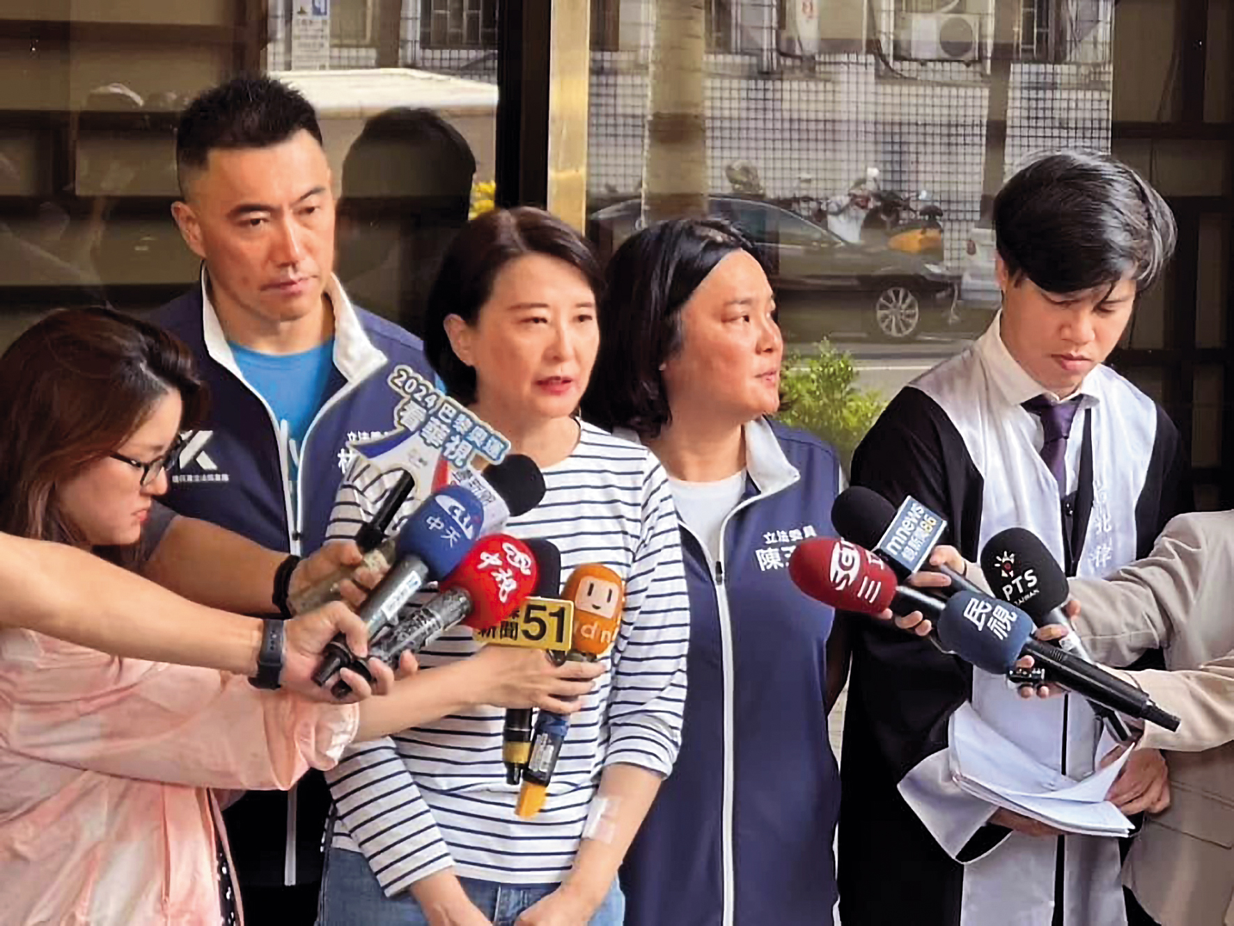 柯晨晧(右1)多次幫王鴻薇（左3）打官司並陪同召開記者會，最後因受不了王的慣老闆行徑而離開合作團隊。（翻攝王鴻薇臉書）