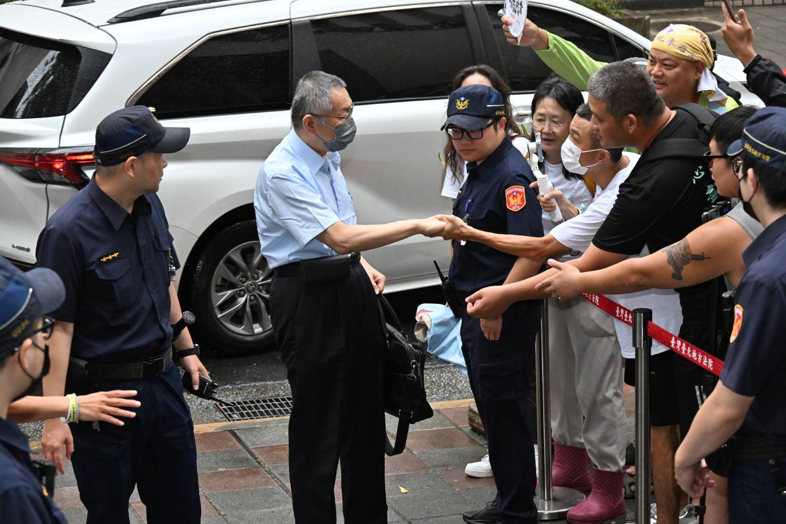 柯文哲今再出庭，還與支持者握手。（鏡報林煒凱）