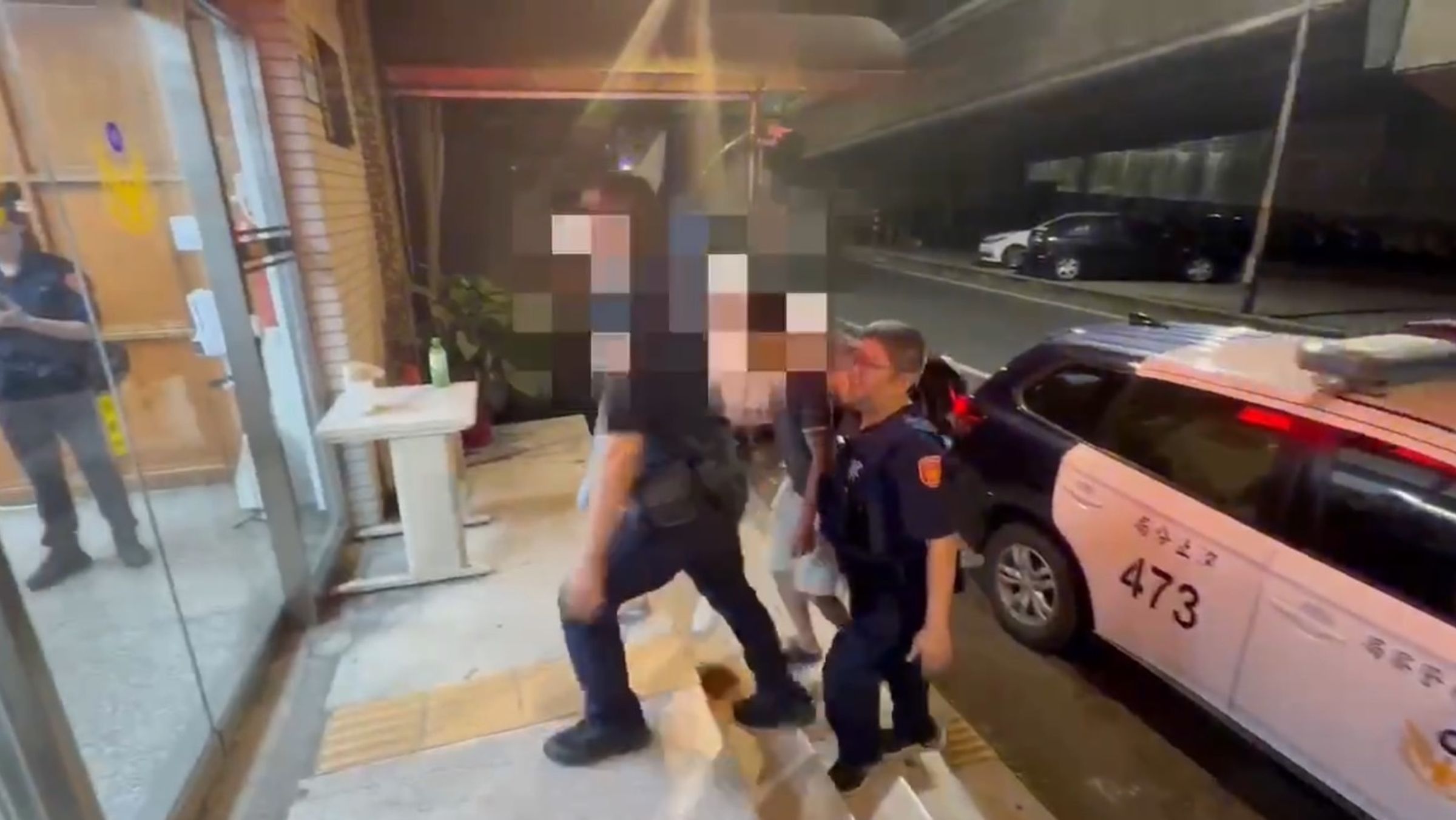警方循線找到2名高利貸業者,訊後依法送辦。(翻攝畫面)
