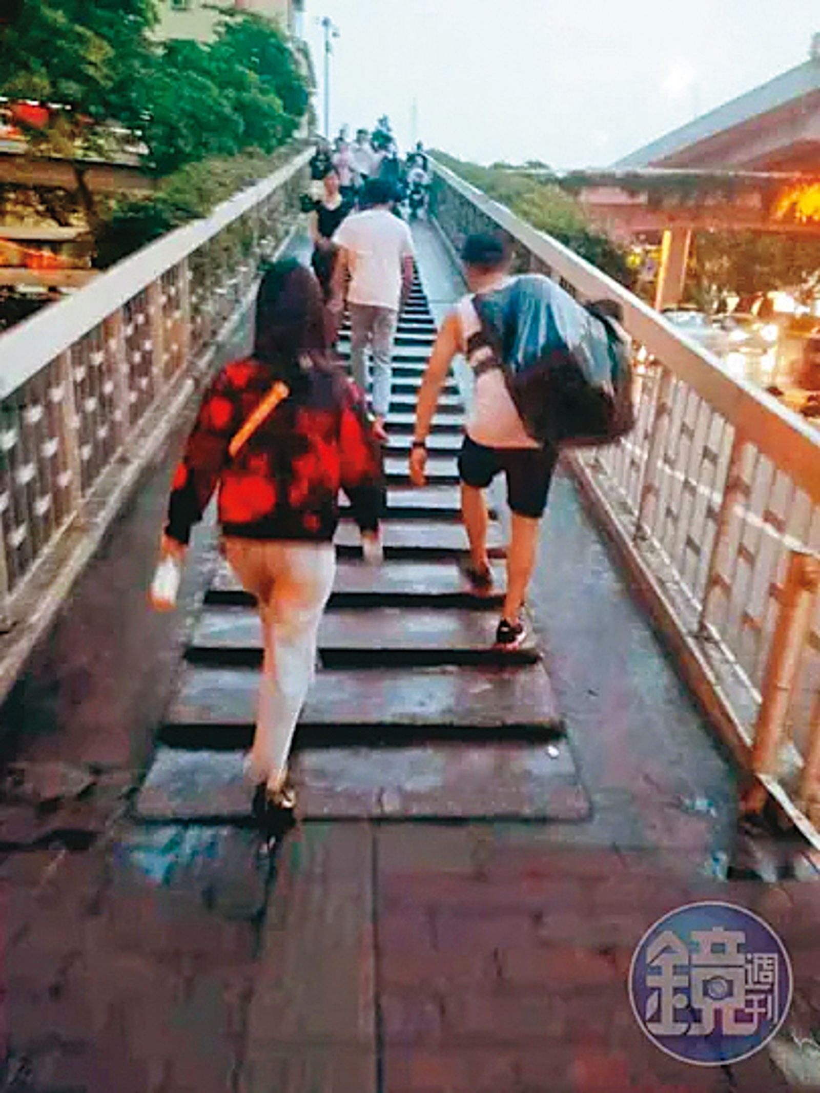 鄭人碩（右）扛著一整大袋的戰利品，格外引人注目。（翻攝自微博）