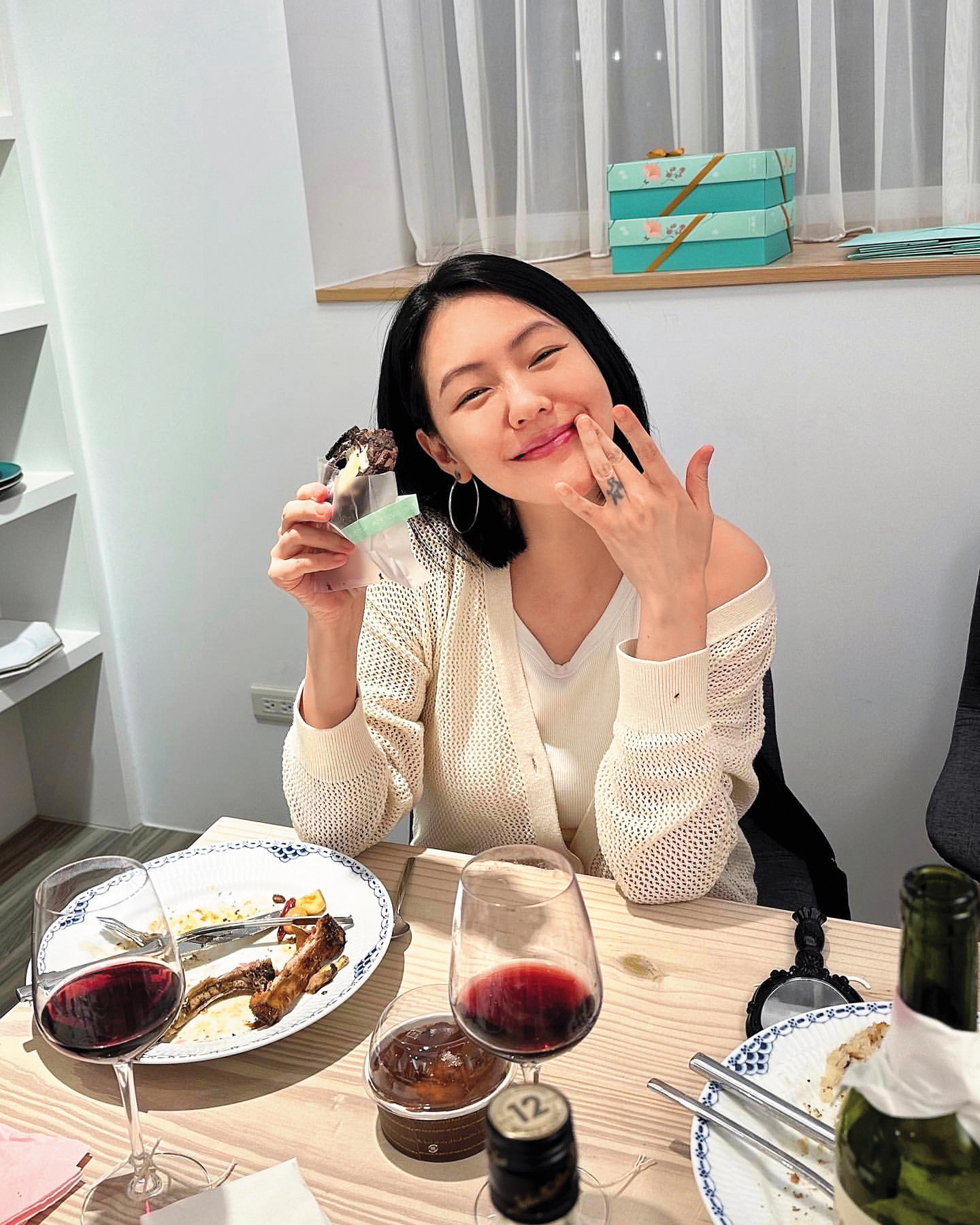 眾所皆知小S熱愛喝酒，睡前幾乎都要靠酒助眠。（翻攝自小S IG）