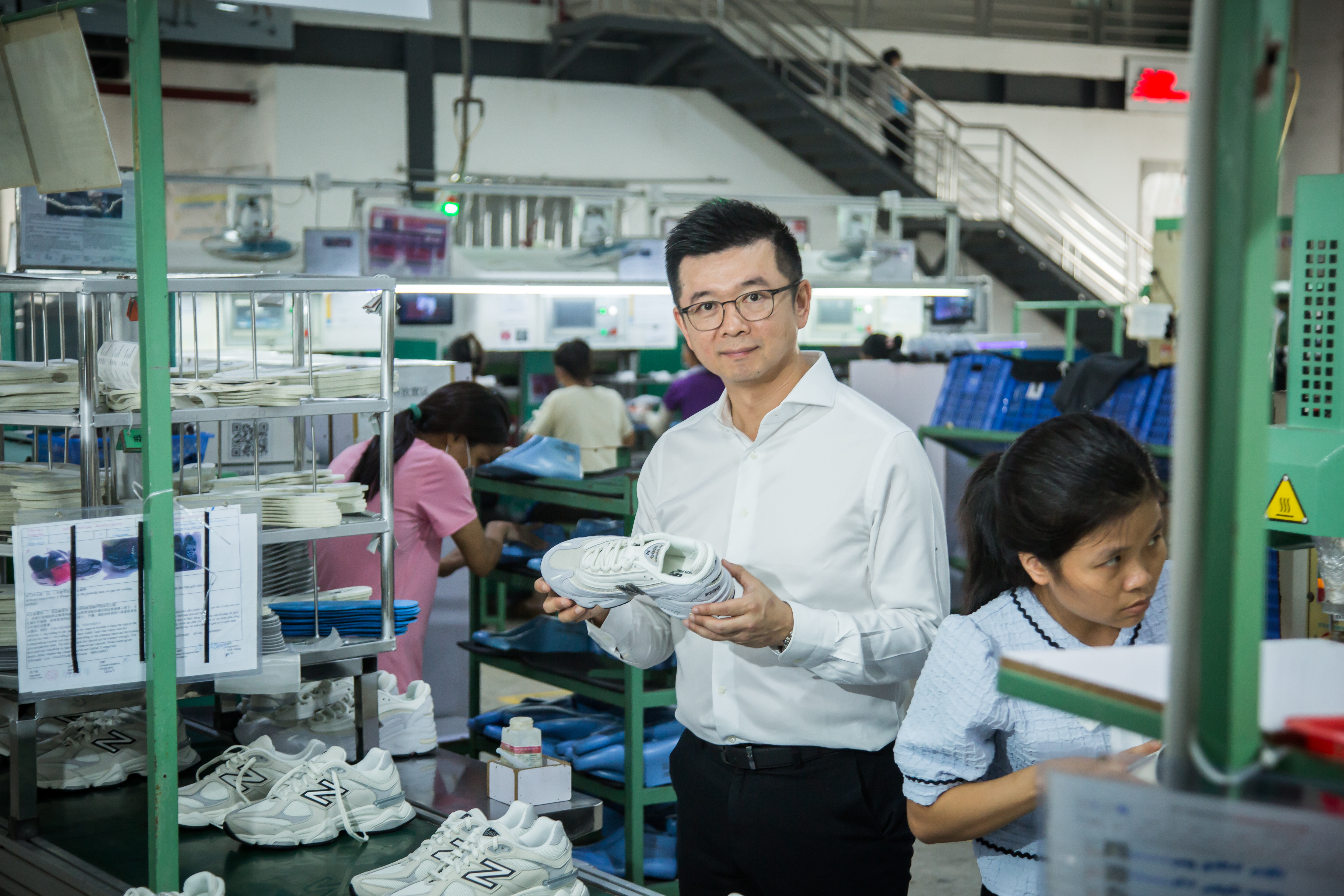 劉安哲（左）接班中傑後，不顧父親反對大膽擴廠，設立專屬客戶研發中心，推升營收大幅成長。