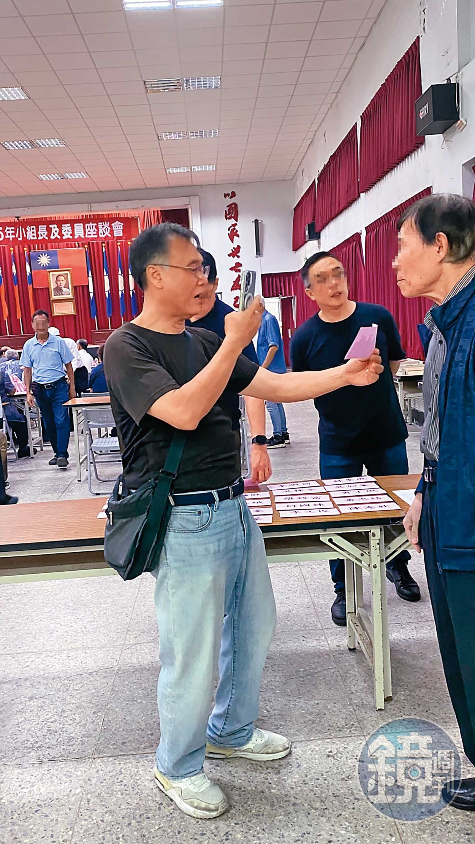 蘇姓公關主任（前左）多次出現在國民黨基隆市黨部活動中，引發政金不分質疑。（讀者提供）
