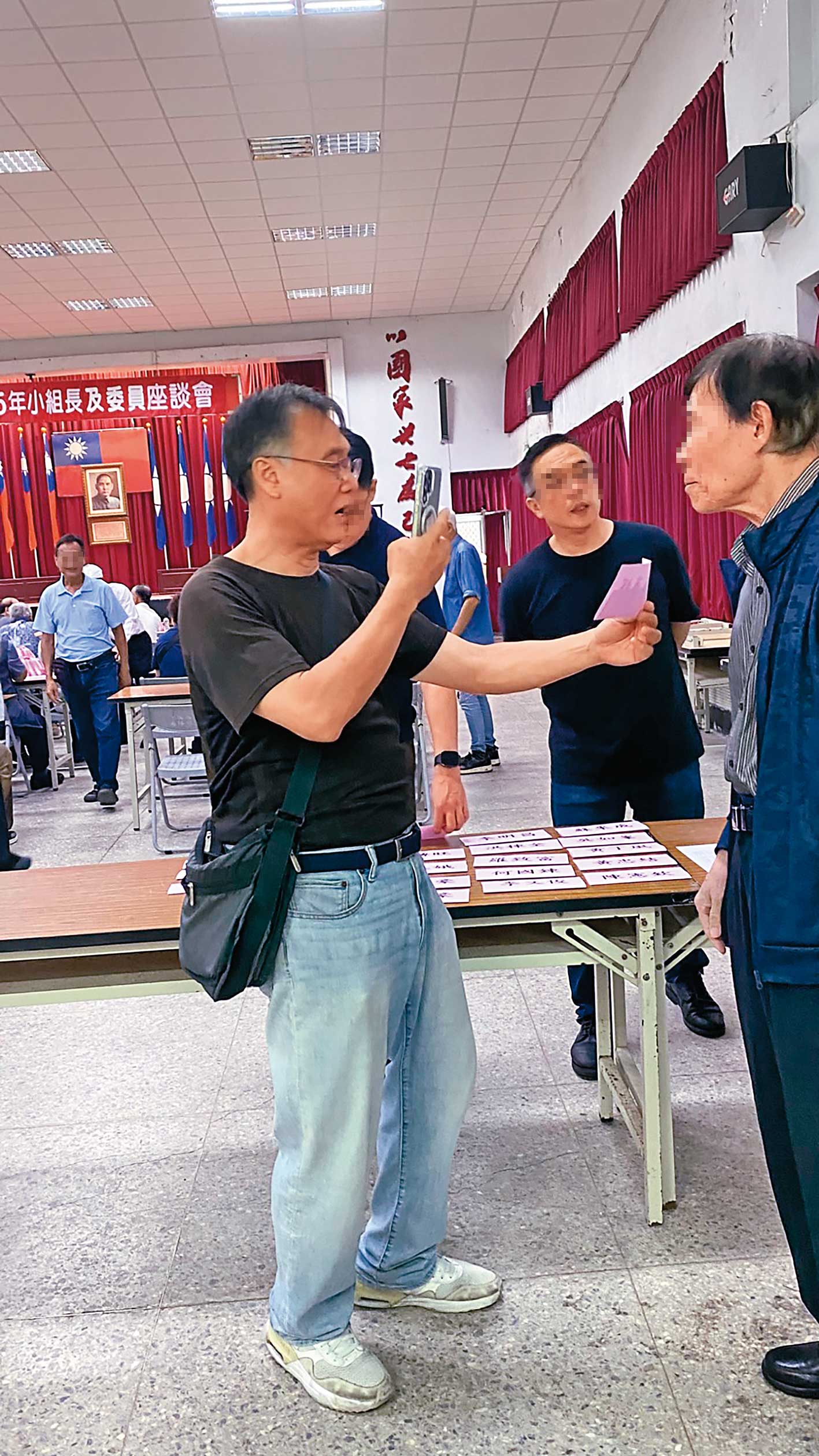 蘇姓公關主任（前左）多次出現在國民黨基隆市黨部活動中，引發政金不分質疑。（讀者提供）