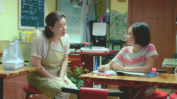 張慧珍（左）演出《女孩青春紀事》幫助母親角色更立體且貼近現實。（翻攝自IMDb）