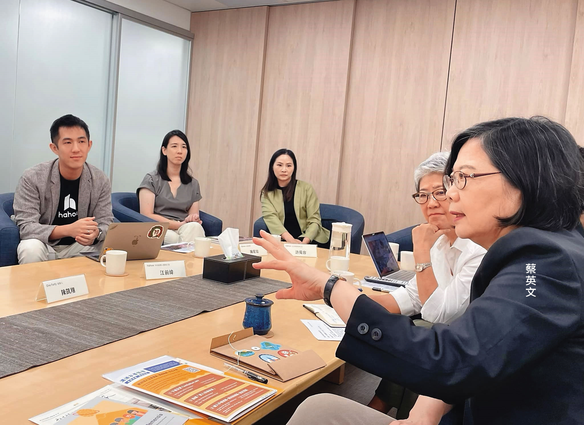 蔡英文找來學者專家及前政務官、幕僚開讀書會，地點就在她位於健保署本部大樓的辦公室內。右圖為她在該辦公室開會示意畫面。（翻攝蔡英文臉書）