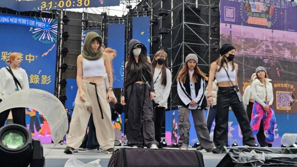 謝金燕與舞群在寒風中進行彩排。（民視提供）