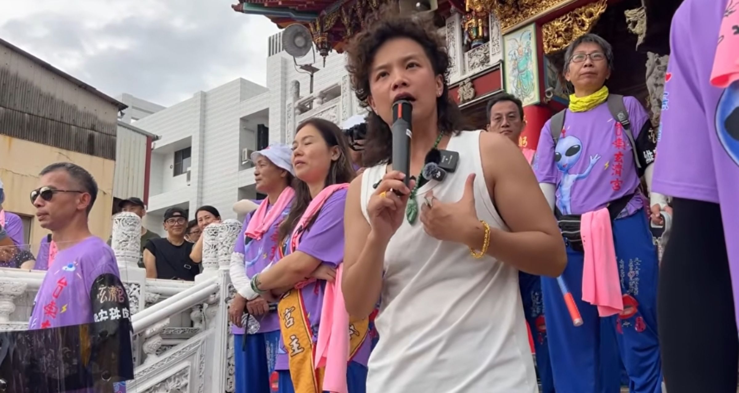 「濟顛禪師」宣講狂嗆酸民。(翻攝自YT直播)