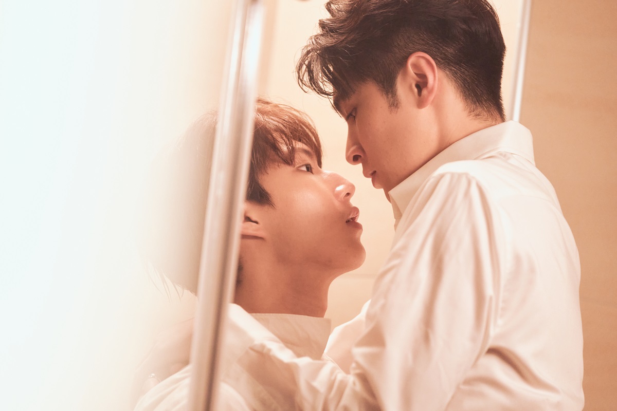 金雲抱起林宇，兩人在浴室情欲大開。（KKTV提供）