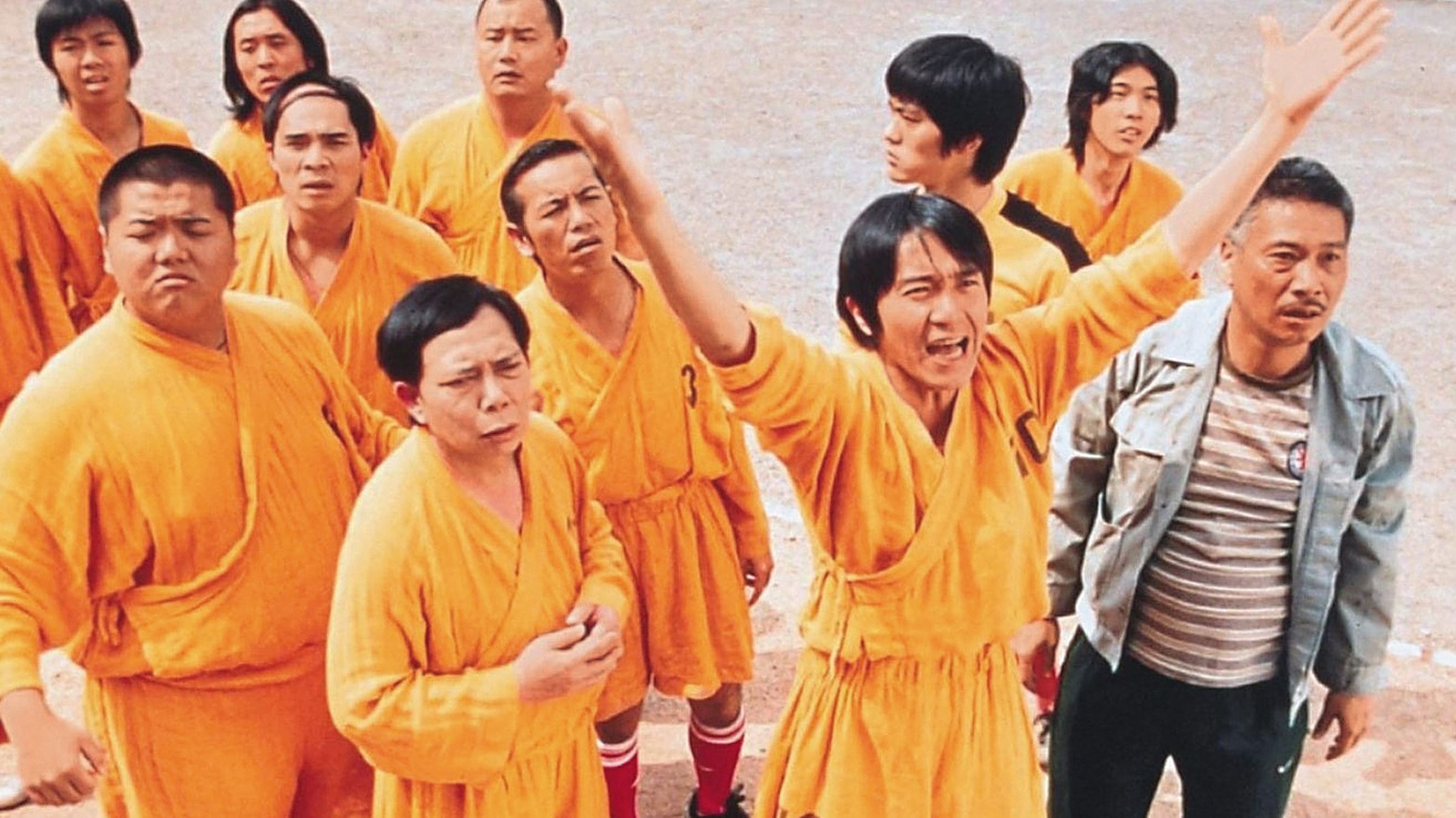 周星馳(前排中)拍《少林足球》捧紅一票綠葉演員。