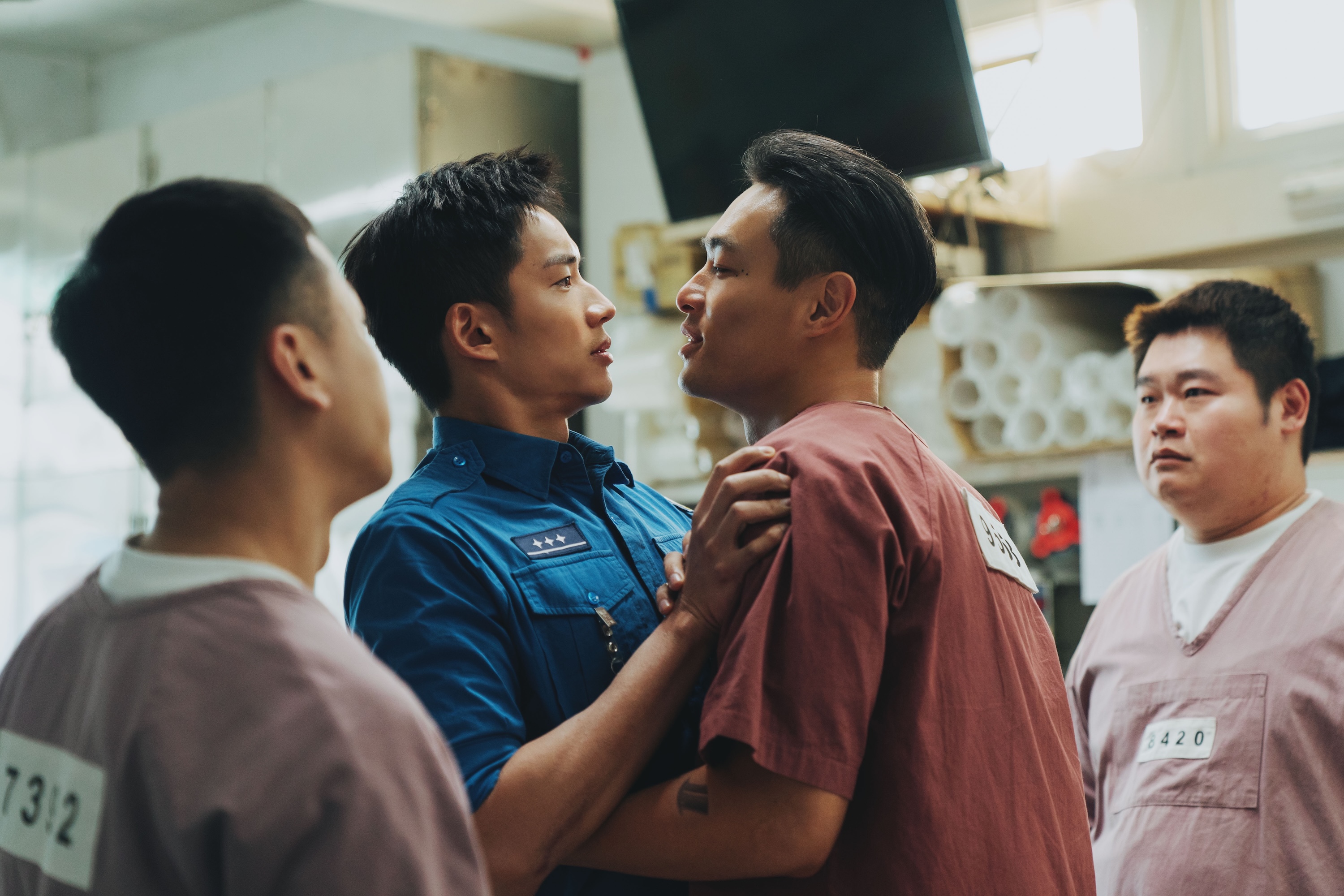 楊祐寧(右)霸道老大「寵」菜鳥陳澤耀(左)。（愛奇藝國際版、壹壹影業提供）