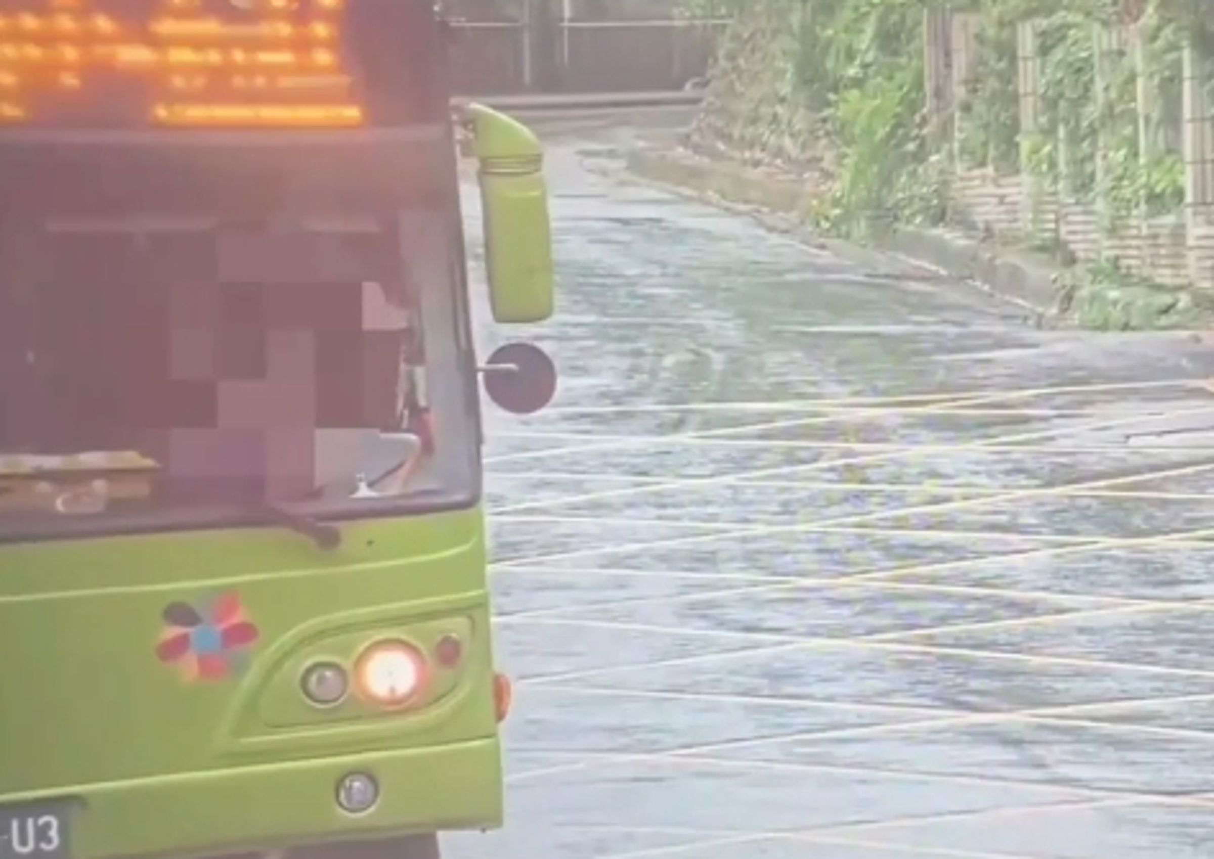 黑衣女大膽開偷來的公車上路,短短半小時內就把公車從松山區開到南港區。(翻攝畫面)