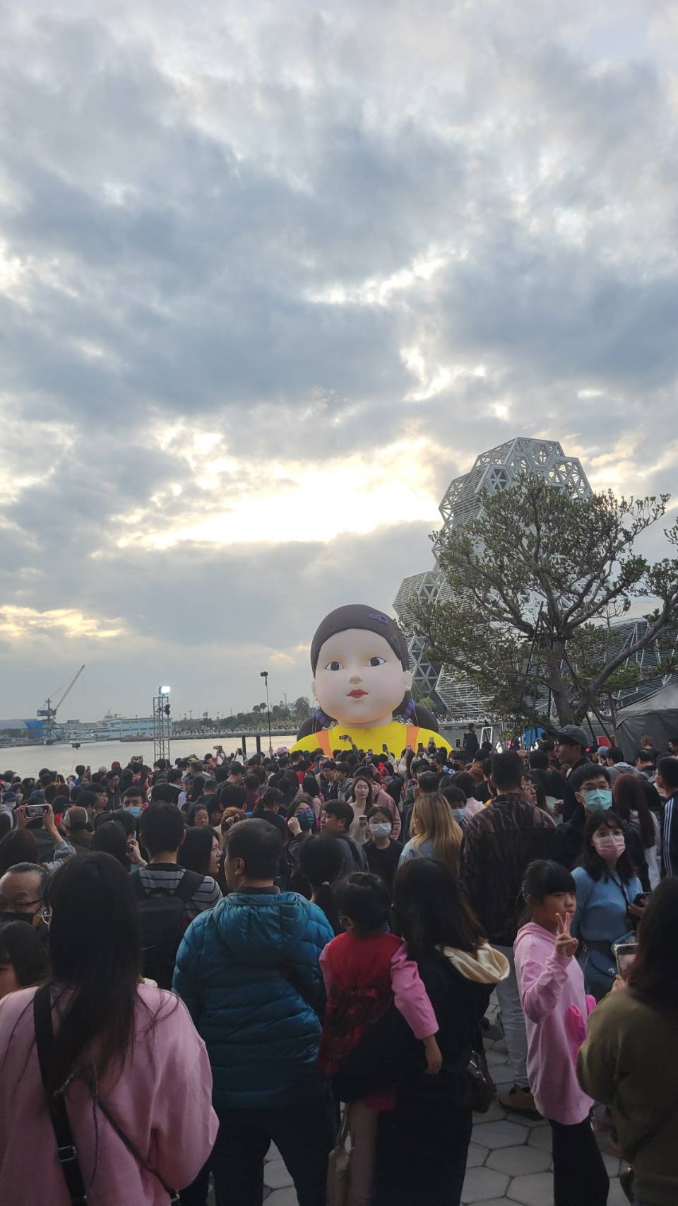 許多民眾早早便到現場卡位拍照，人山人海。
