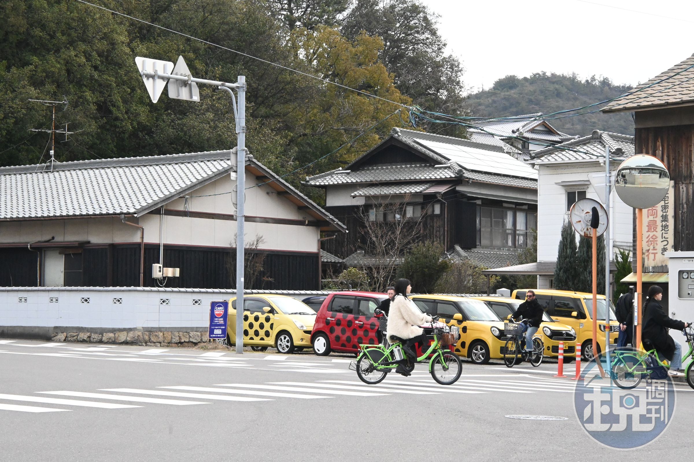 直島上的紅南瓜、黃南瓜兩件名作吸引大批國內外遊客登島朝聖，連島上計程車、腳踏車都換上了標誌性的圓點。