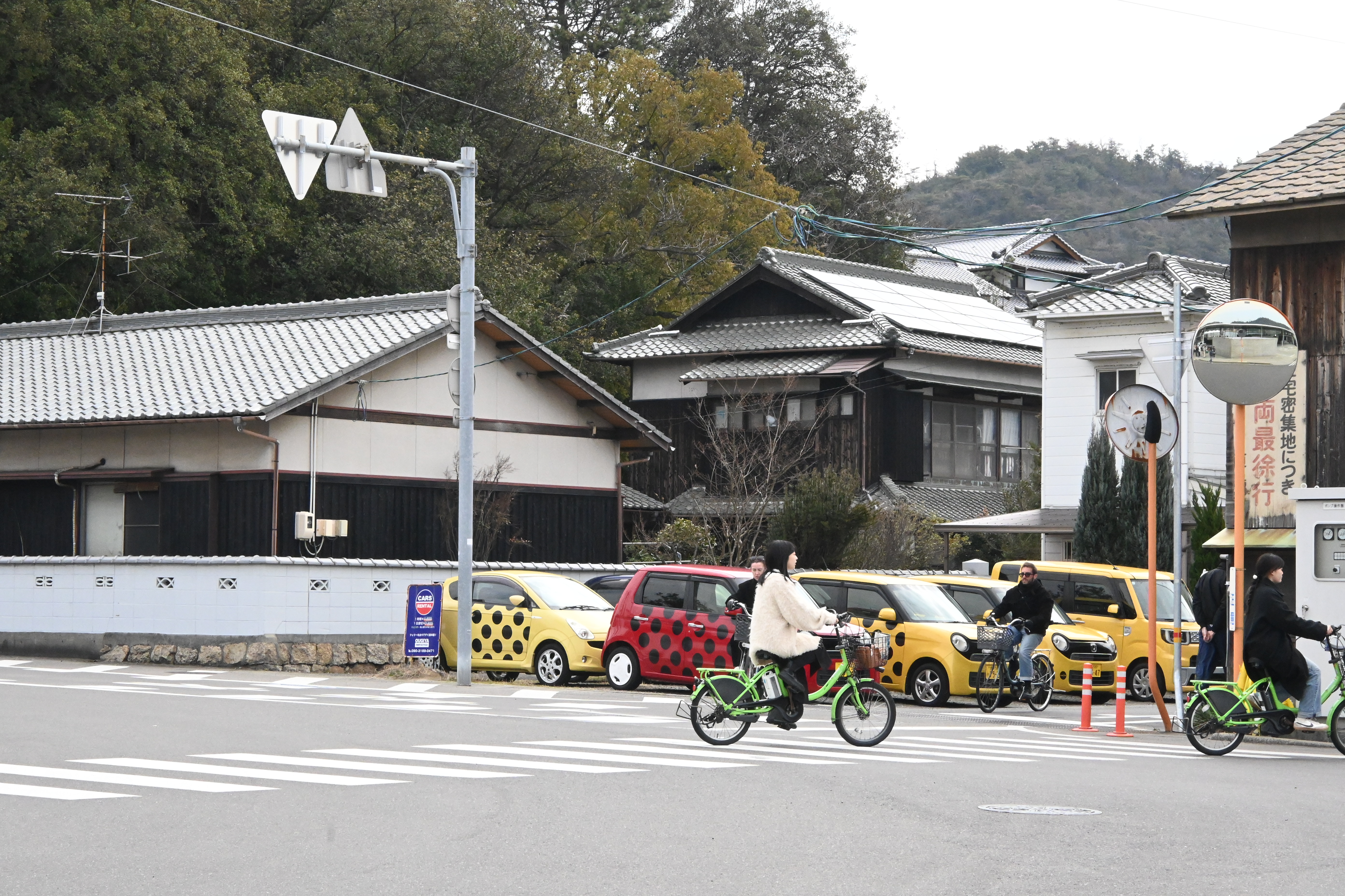 直島上的紅南瓜、黃南瓜兩件名作吸引大批國內外遊客登島朝聖,連島上計程車、腳踏車都換上了標誌性的圓點。