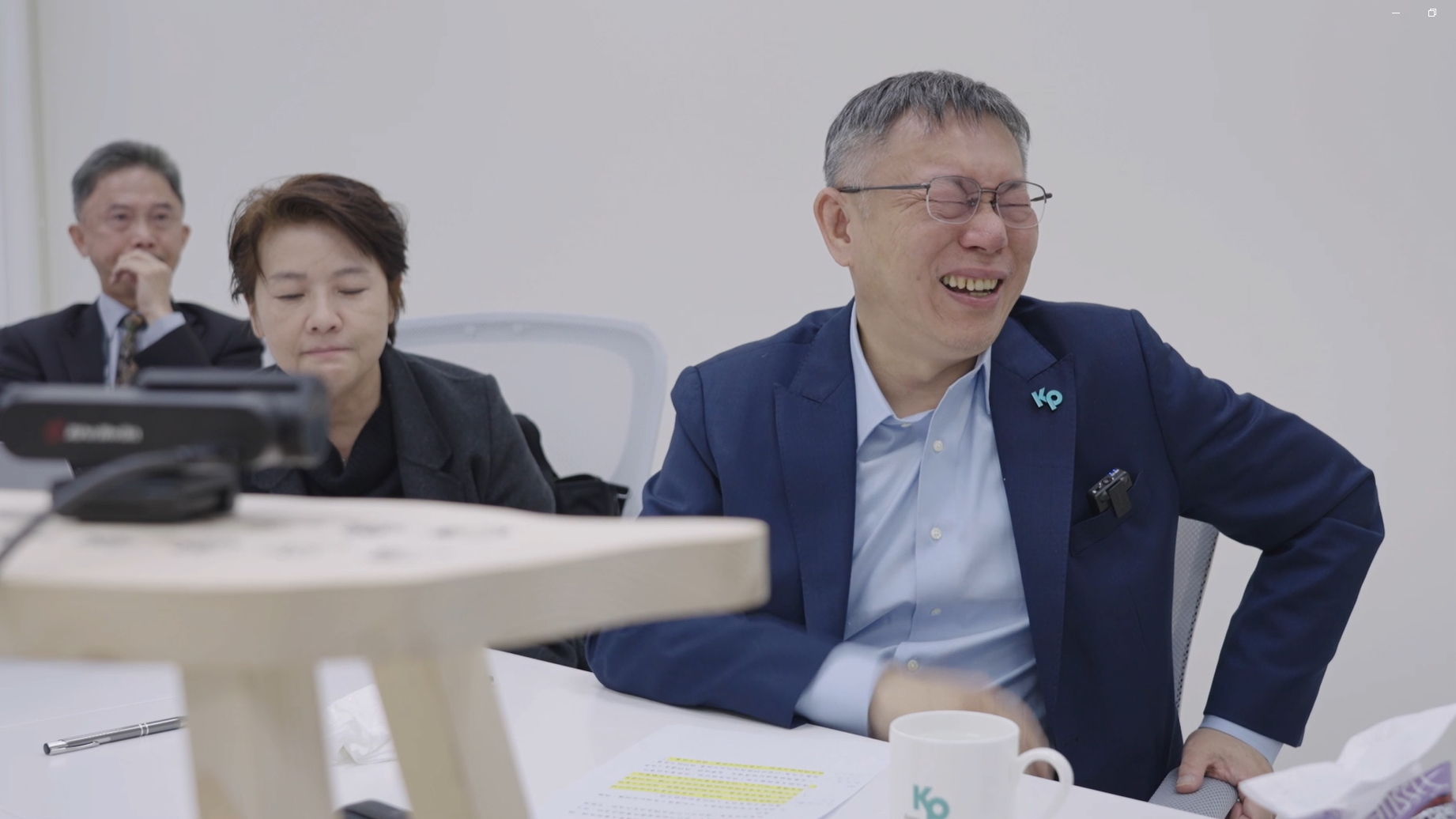 柯文哲雖努力壓抑情緒，但情緒潰堤後先是看向幕僚們後又轉頭尬笑。（民眾黨提供）