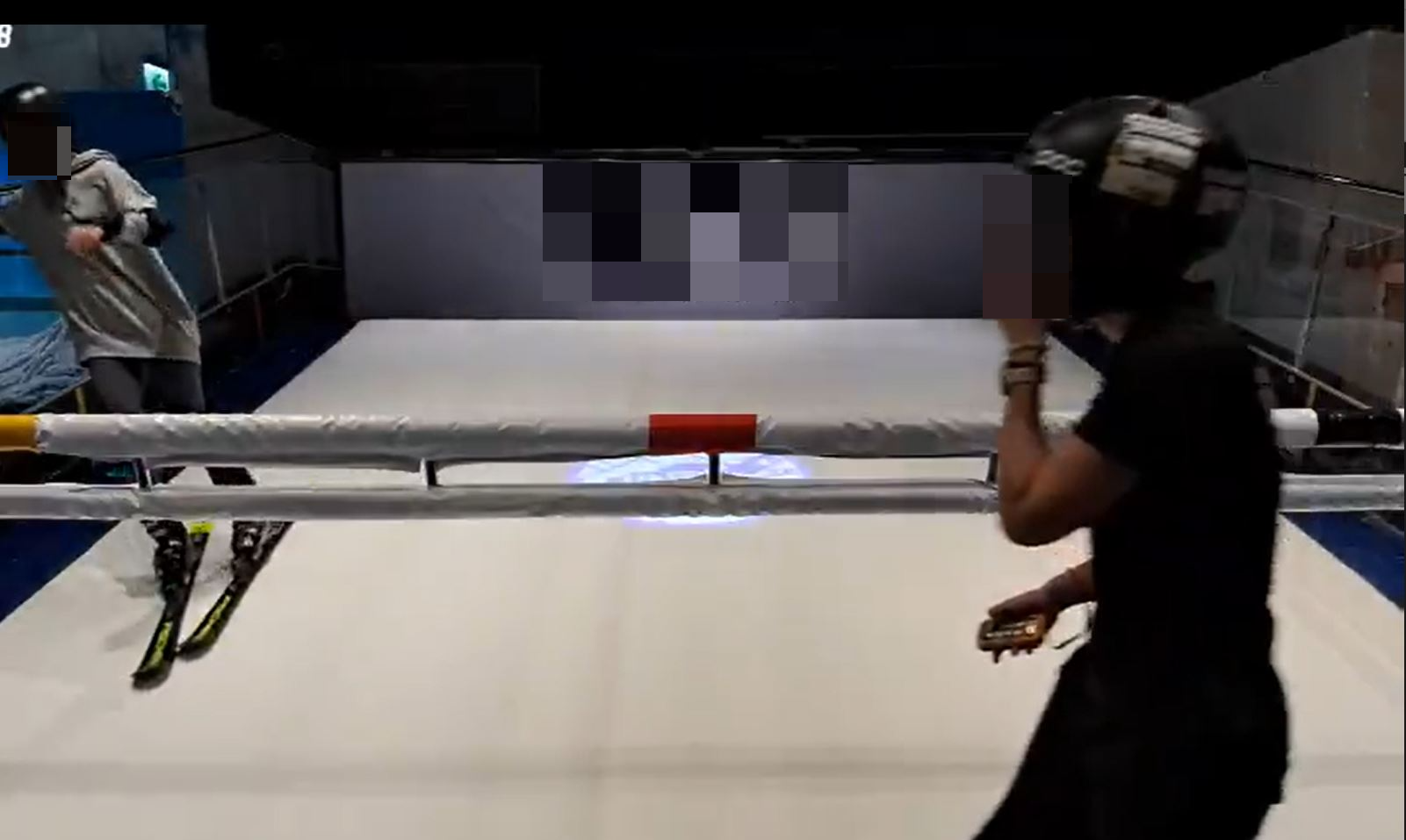 Ａ小姐在滑道上已重心不穩伸手扶住欄杆，但教練並未按下滑道停止鍵。（讀者提供）