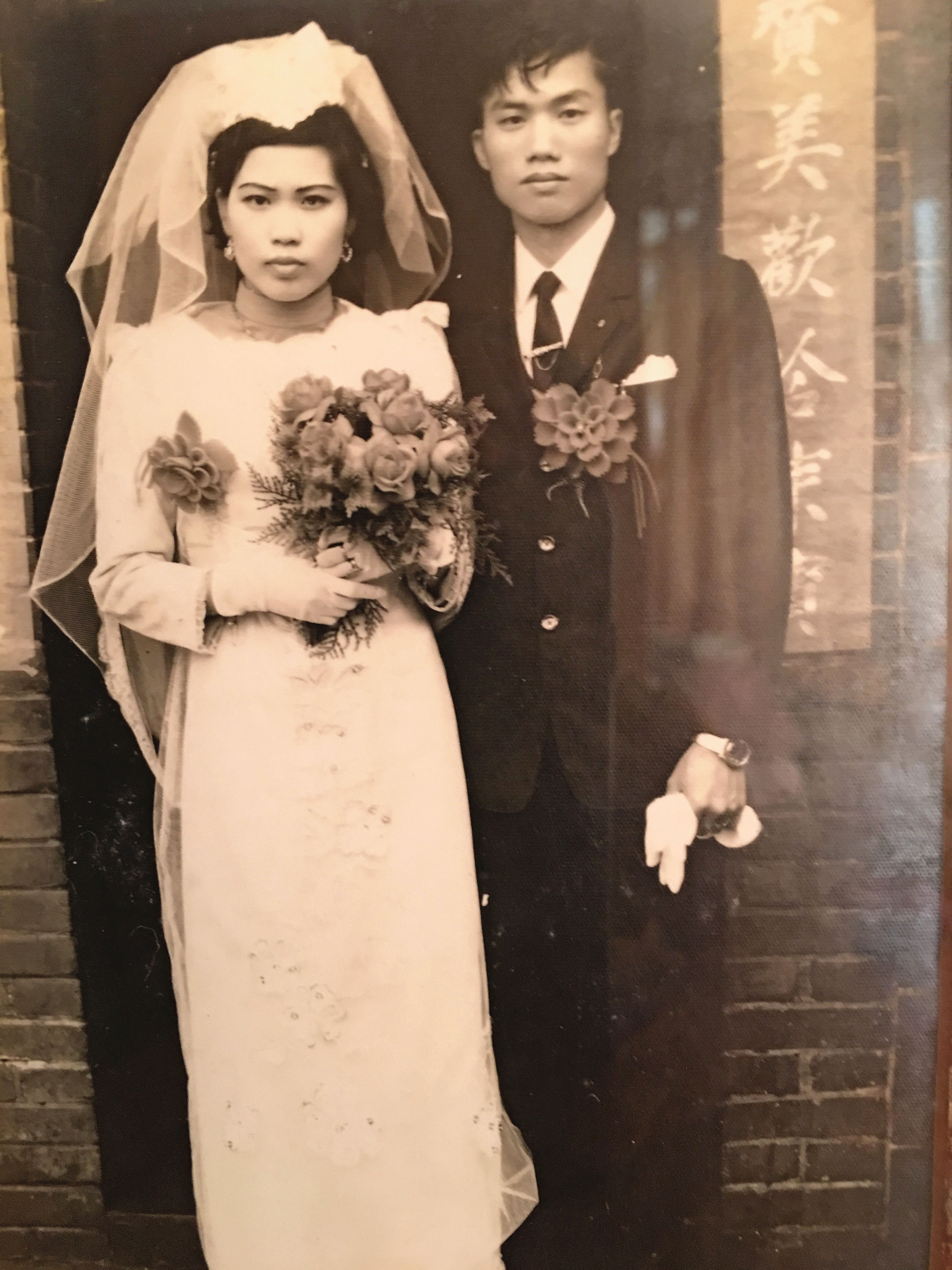 葉輝龍25歲與妻子葉朱色結婚，早年一起在工地做裝潢，日子過得很辛苦。（葉輝龍提供）