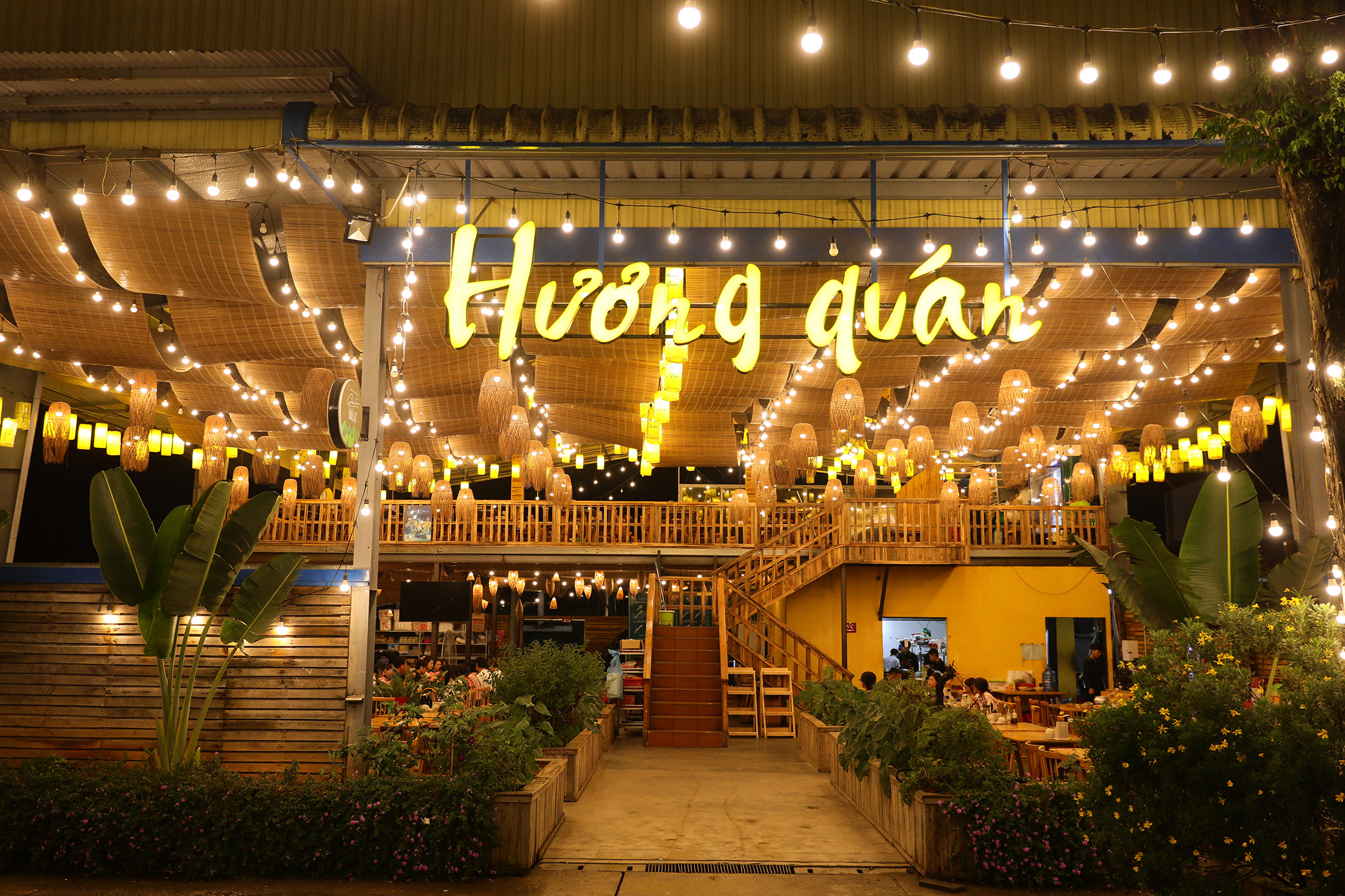 「Hương Quán」是提供豐富鄉村菜餚的特色餐廳。