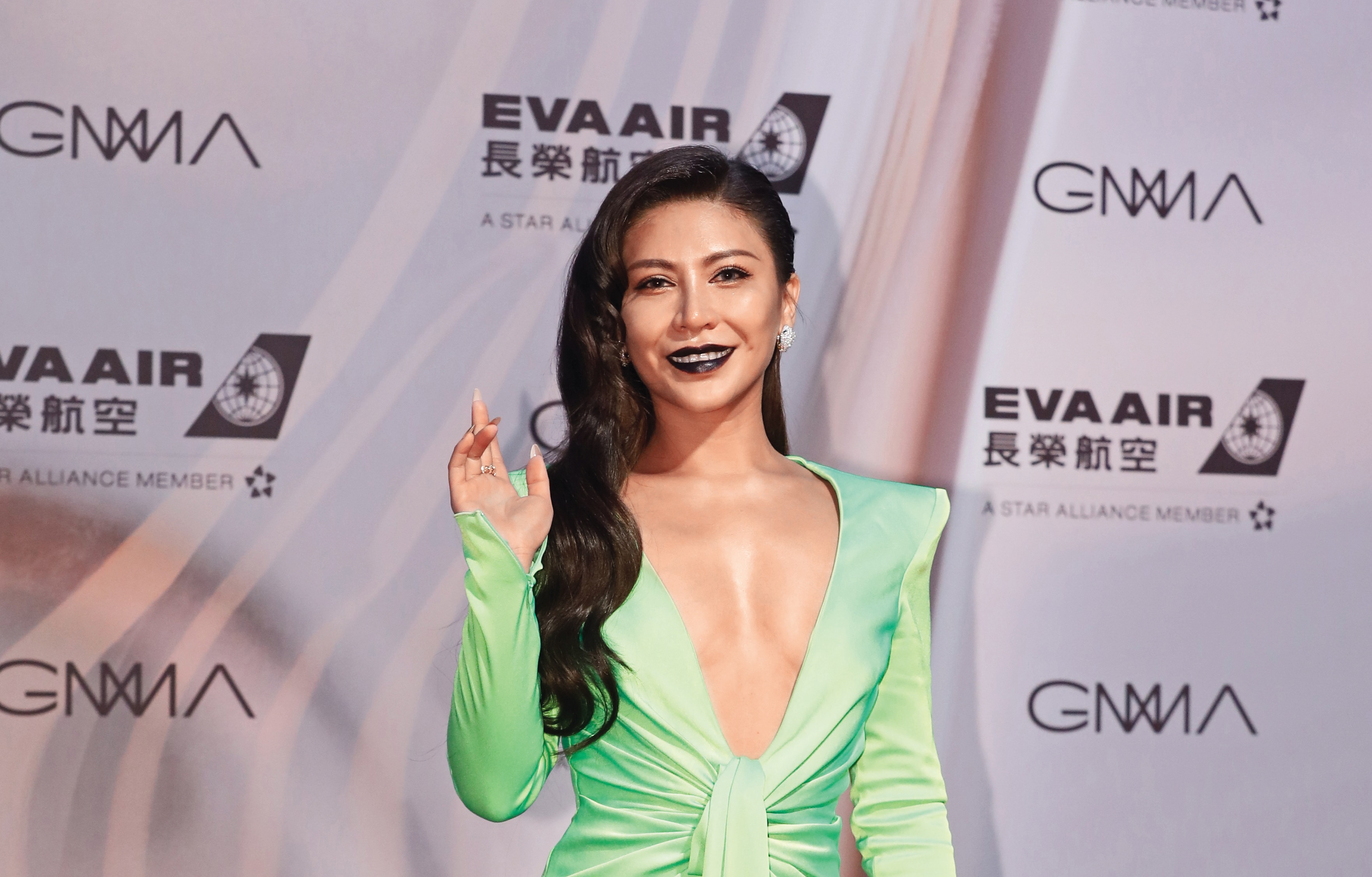 金曲歌后艾怡良挑戰主持棒，在全新歌唱選秀節目《大學聲》當導師。