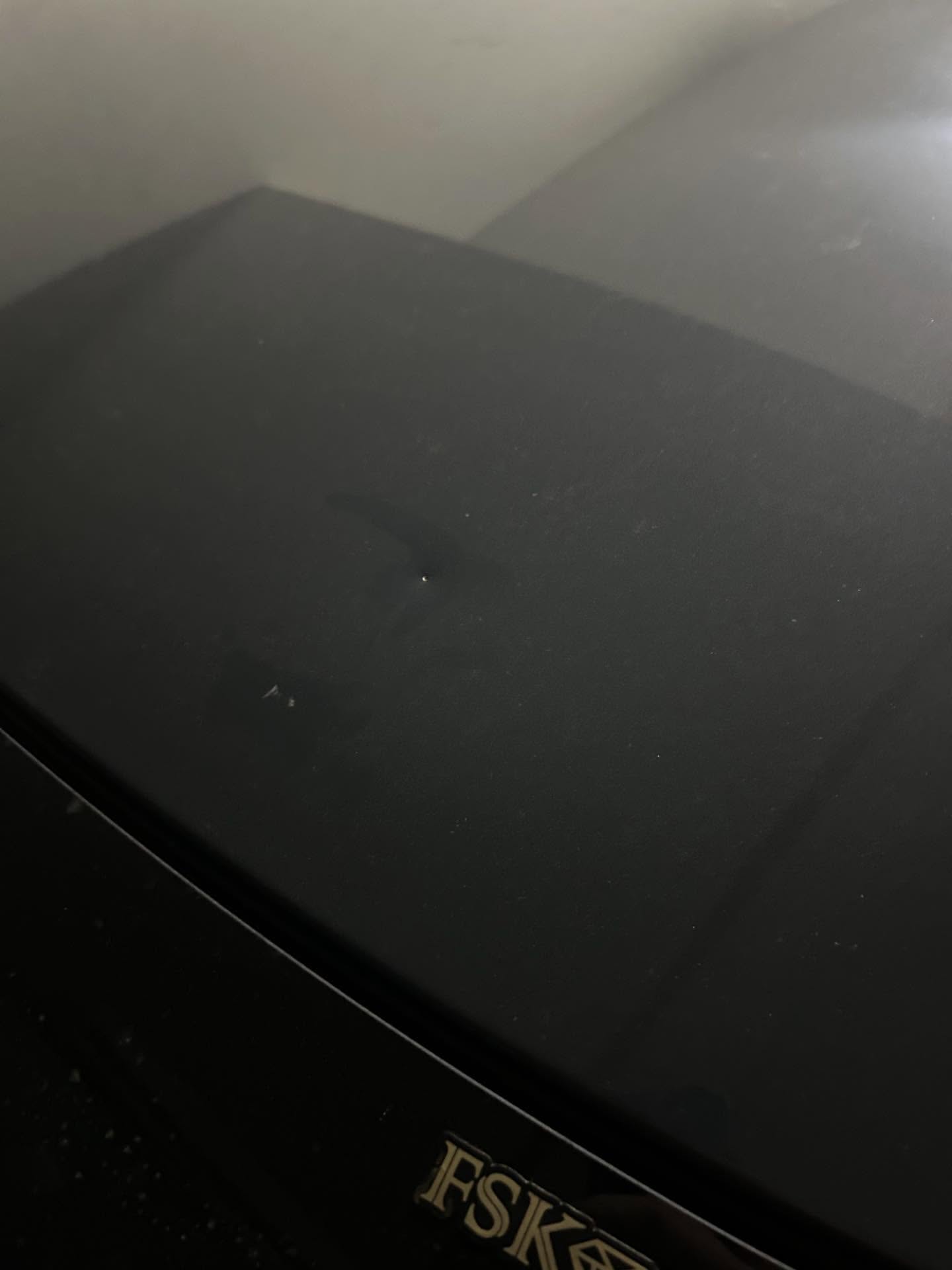 先前另一名網友的轎車就遭該工地的高空落石砸中,車頂出現明顯凹痕。(翻攝自threads @su_dada1226)