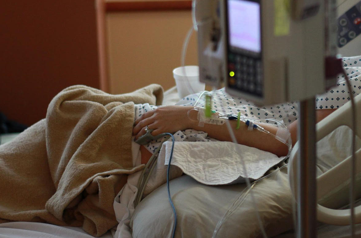 莊嘉慧因中廣三SOGO百貨槍擊案而成為植物人，至今臥床26年，但兇手仍逍遙法外。（示意圖，Pixabay）