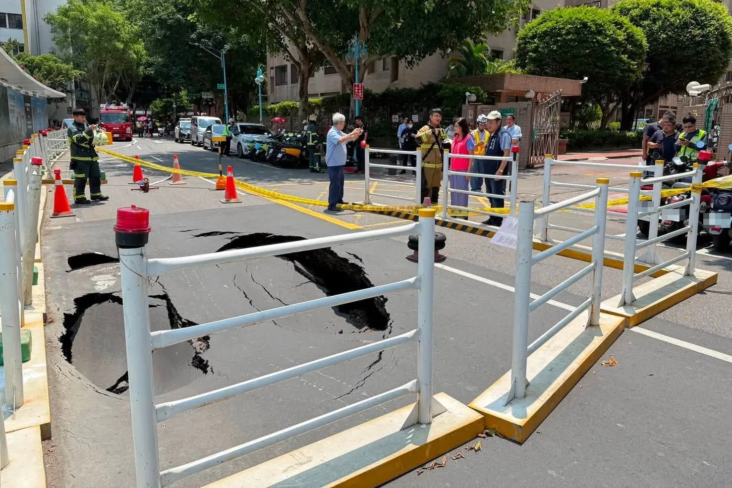 北市松山敦化北路199巷16弄1號路口發生地層下陷，確認瓦斯管線破裂。（翻攝自台北市議員秦慧珠臉書）