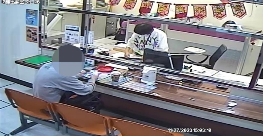 黃男（左）於11月27日持現金20萬元至新北分署繳納部分罰鍰。（新北分署提供）