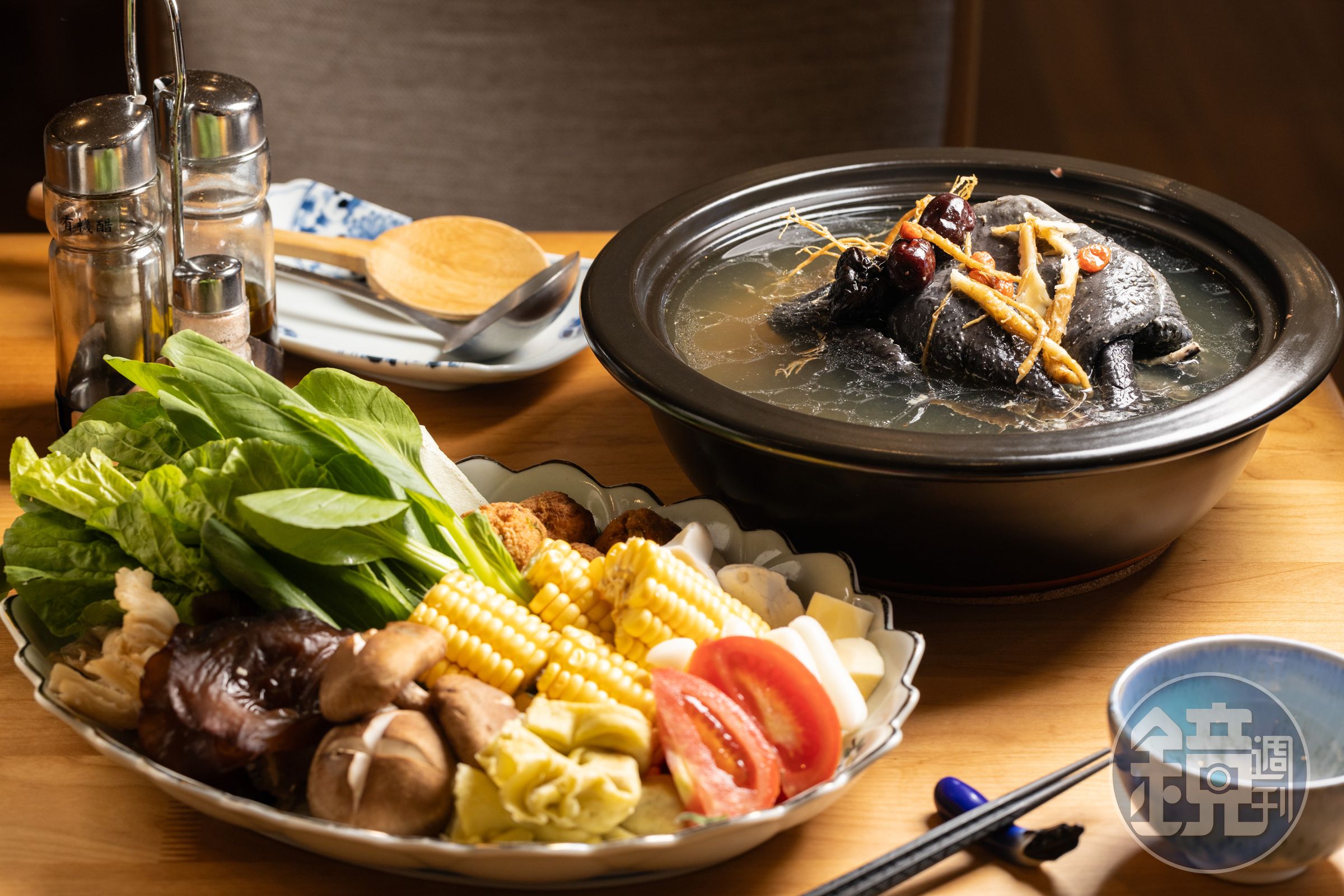 「鍋物」準備了有機當歸燉烏骨雞湯，使用農場自種的有機當歸，搭配人蔘、紅棗、黑棗、枸杞，很適合冬日進補暖身。（980元／人套餐菜色）