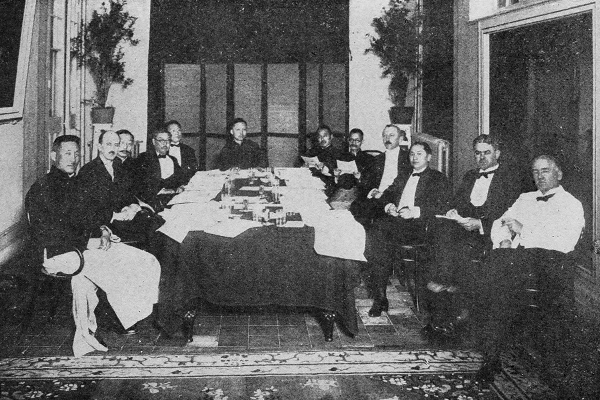 中基會1925年召開首次董事年會,左起張伯苓、顧臨(Roger Greene)、丁文江、顏惠慶、周貽春、范源廉、黃炎培、蔣夢麟、貝諾德(C.R. Bennett)、顧維鈞、貝克(J.E. Baker)、孟祿(Paul Monroe)。(清華大學提供)