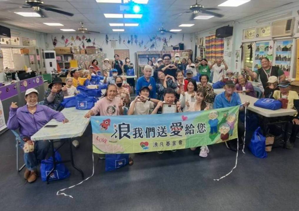 浪凡基金會走訪佳民、紅葉兩處文化健康站。直播主與長者唱歌、跳舞,在笑聲中留下最溫暖的大合照。