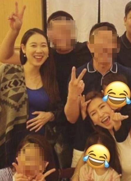 鄭雅勻（左後一）和老公（左後二）與錢帥君（右下）關係不錯。（翻攝自ptt）