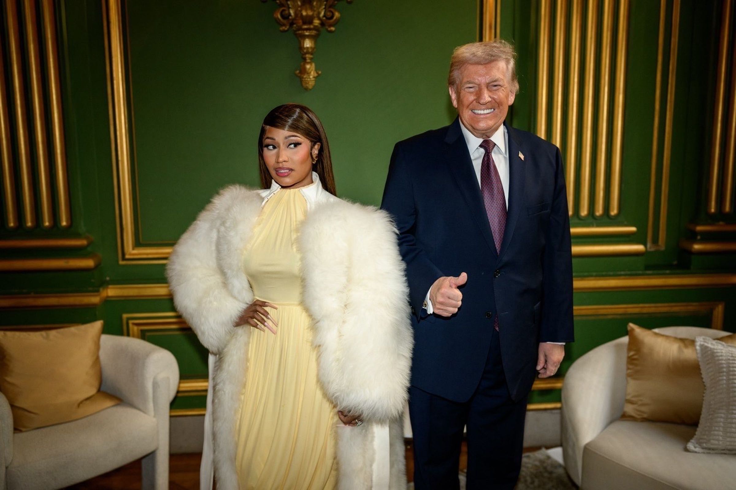 妮姬米娜和川普公開合體,並自稱是他的頭號粉絲。(翻攝自Nicki Minaj X)
