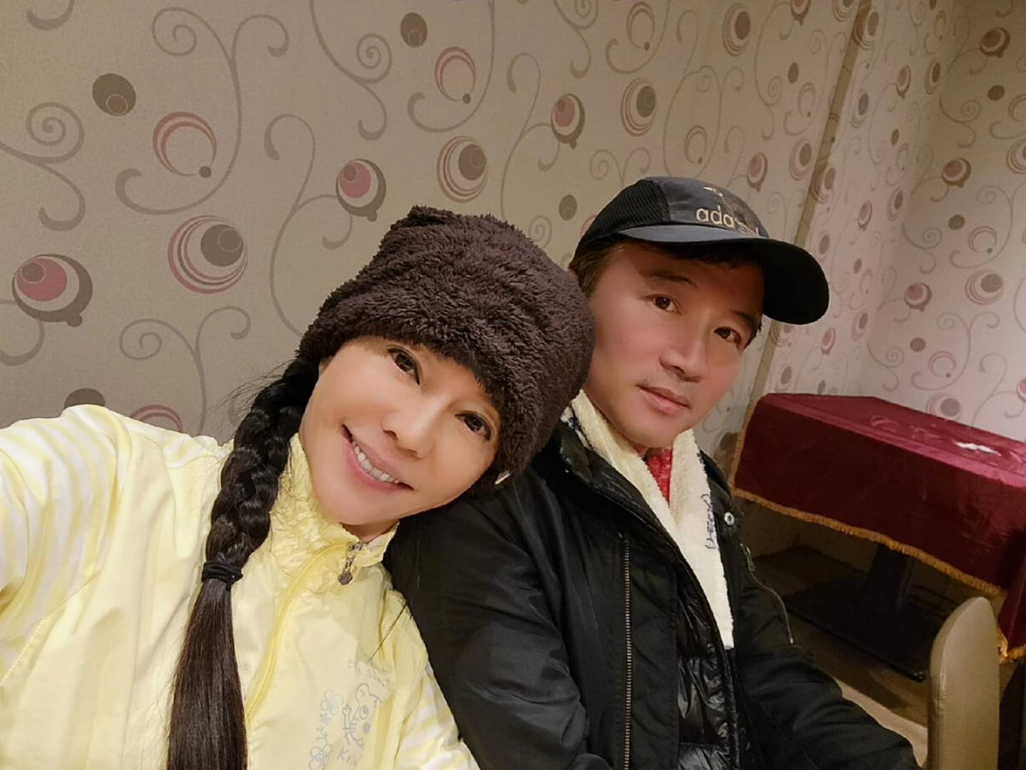 孫鵬今天受訪時，坦言狄鶯得知兒子被收押，「一時當下是受不了」。（翻攝自狄鶯臉書）