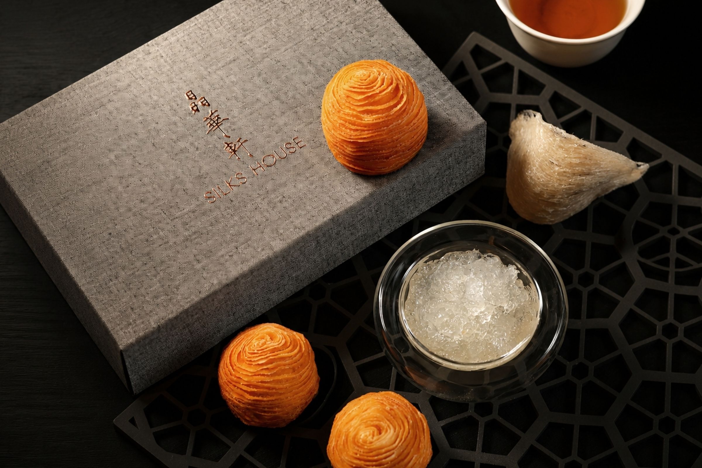全新「燕窩奶皇酥」將燕盞與鹹蛋黃慢火熬成奶皇餡，再包入反覆摺疊製成的千層酥皮，奶香中帶著鹹蛋黃的鹹甜滋味。（1,180元起／盒）（台北晶華酒店提供）