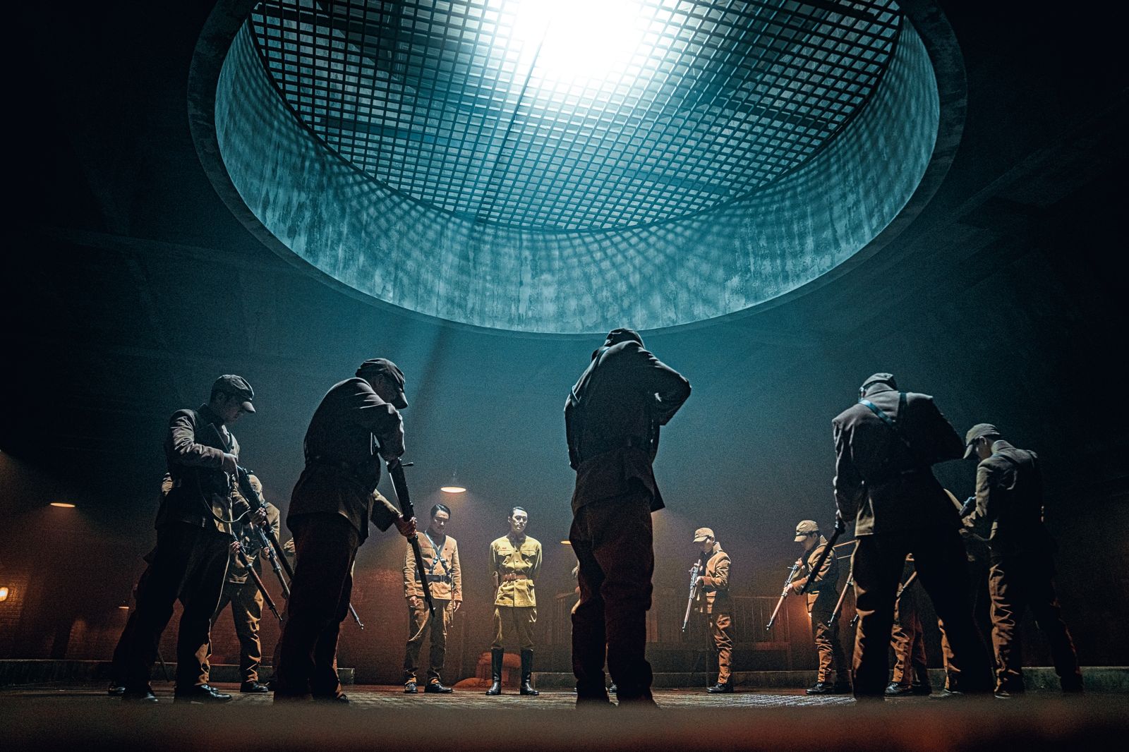 劇中日軍進行怪物實驗的刑場也是由團隊設計搭景拍攝而成，陰暗氣氛呼應朝鮮人的絕望感。（Netflix提供）