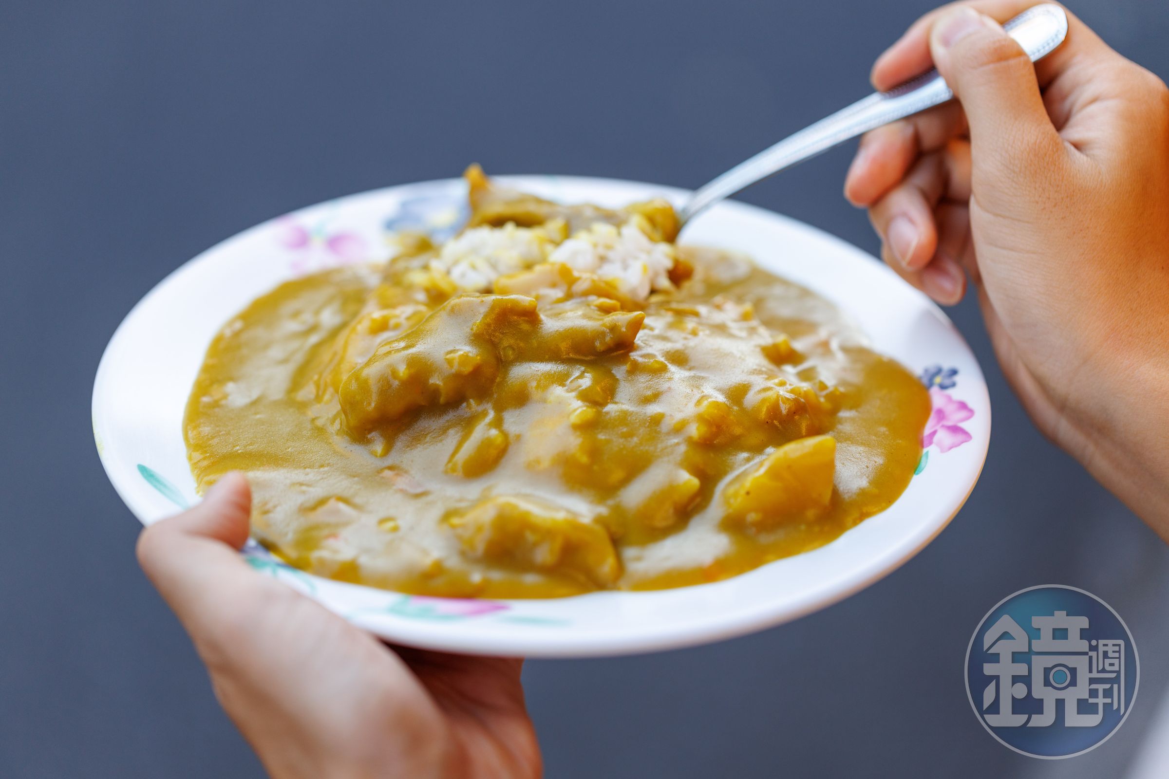 這盤「咖哩飯」飄散薑黃香氣,是基隆人吃不膩的主食。(70元/份)