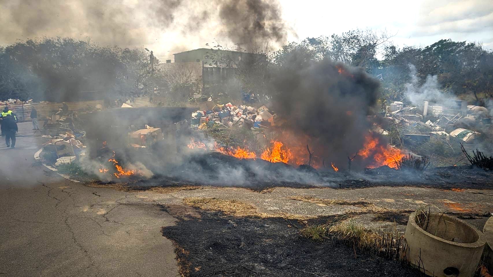 桃竹苗地區已陸續發生墓地火災，消防人員疲於奔命搶救。（消防署提供）