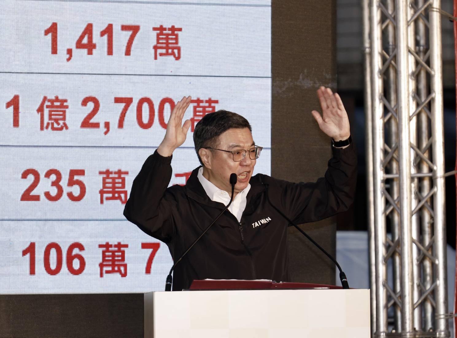 卓榮泰怒轟，合理刪預算絕對可以接受，但針對特定機關報復性刪減，「只有國民黨跟民眾黨才做得出來，這是世界奇蹟啊！」