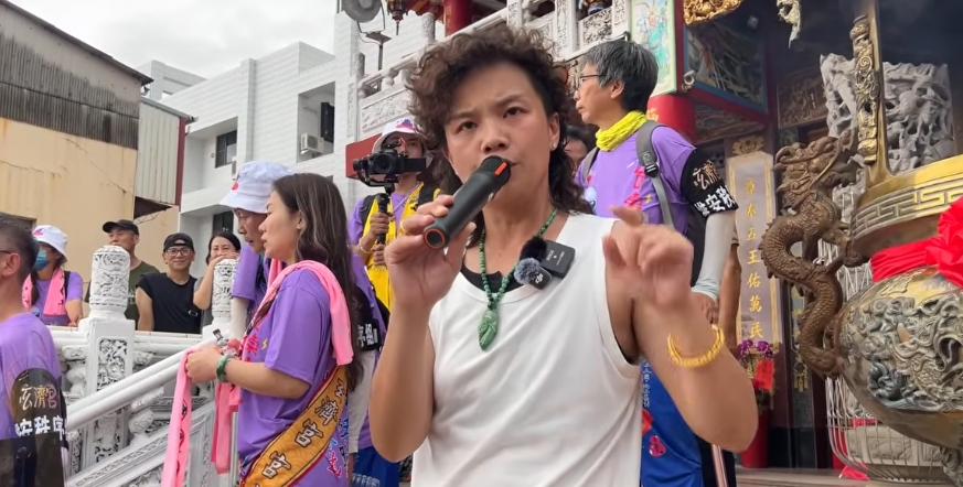 玄濟宮宮廟負責人鄔馨茹近期引起爭議。圖非當天畫面。(翻攝自YT直播)