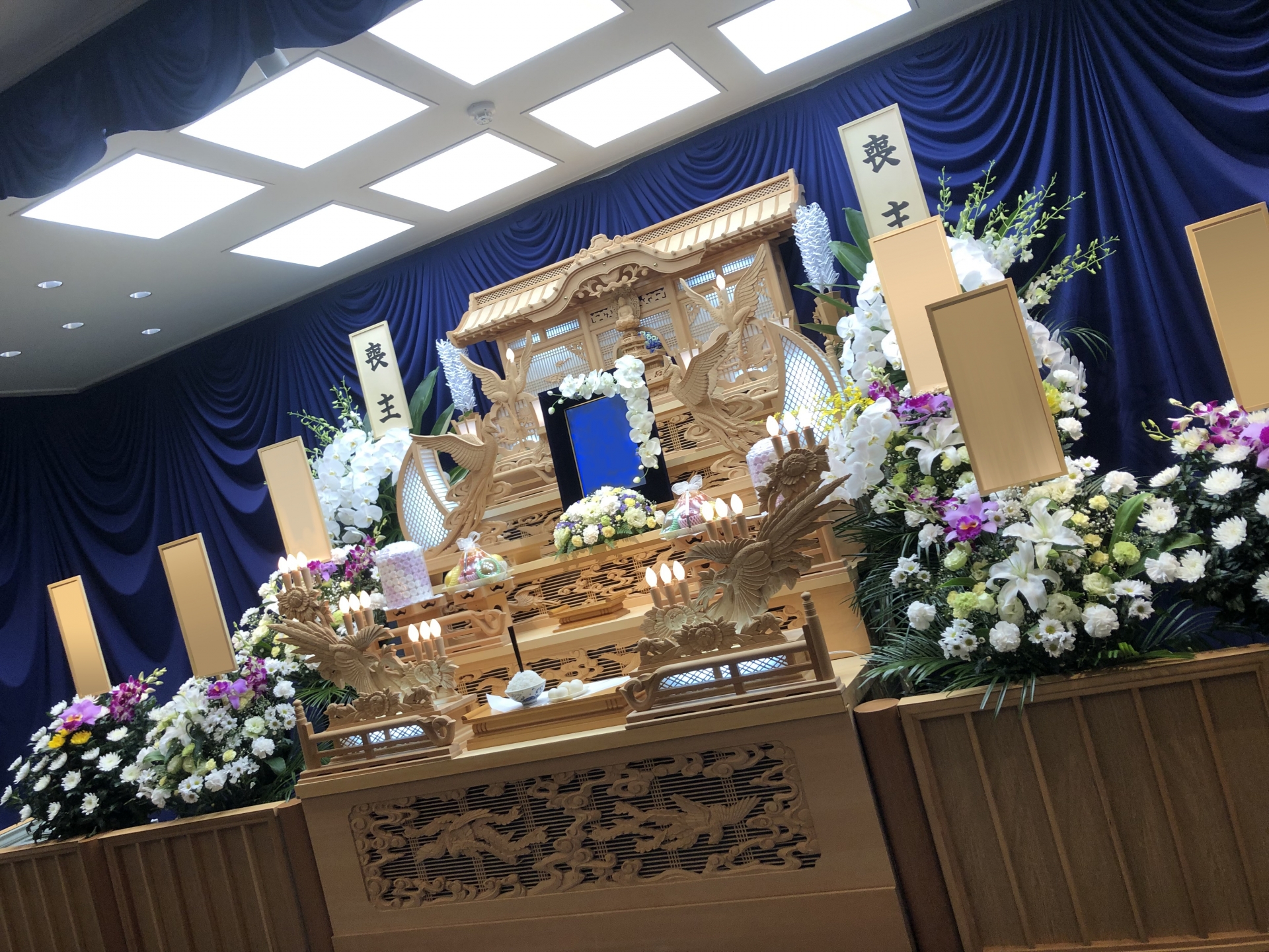 一名人妻在公公喪禮赫然發現小三以孝媳身分守靈，這才發現丈夫出軌多年。（示意圖，photoAC）