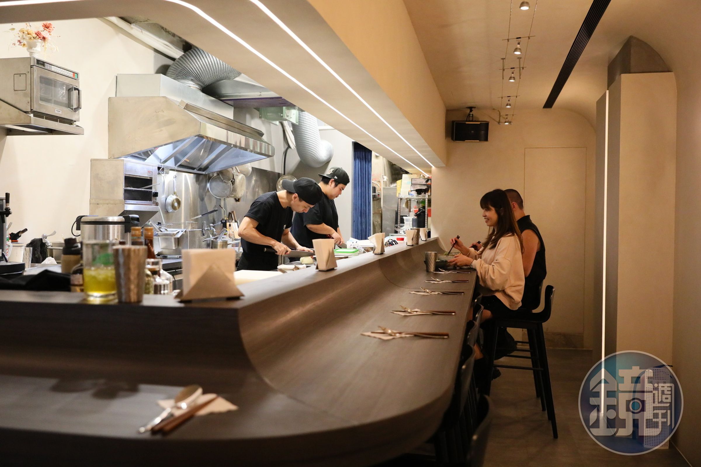 「So Taipei 趖」刻意做得較低的吧檯,讓客人能看見廚師料理現況,也讓客人們能與之互動。