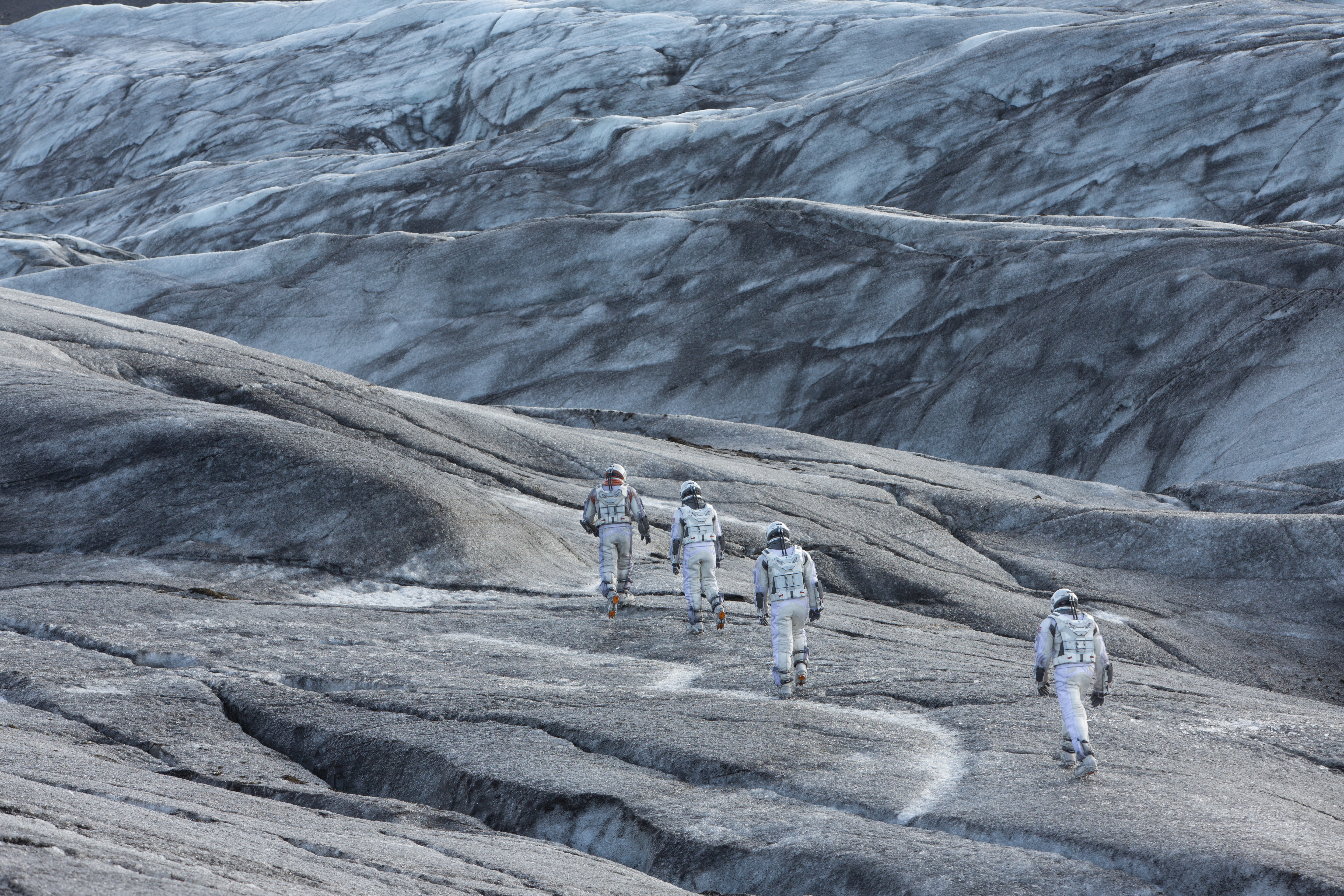 為了演出在外星球表面漫步的這一幕,《星際效應》遠赴冰島實景拍攝。(華納兄弟提供)