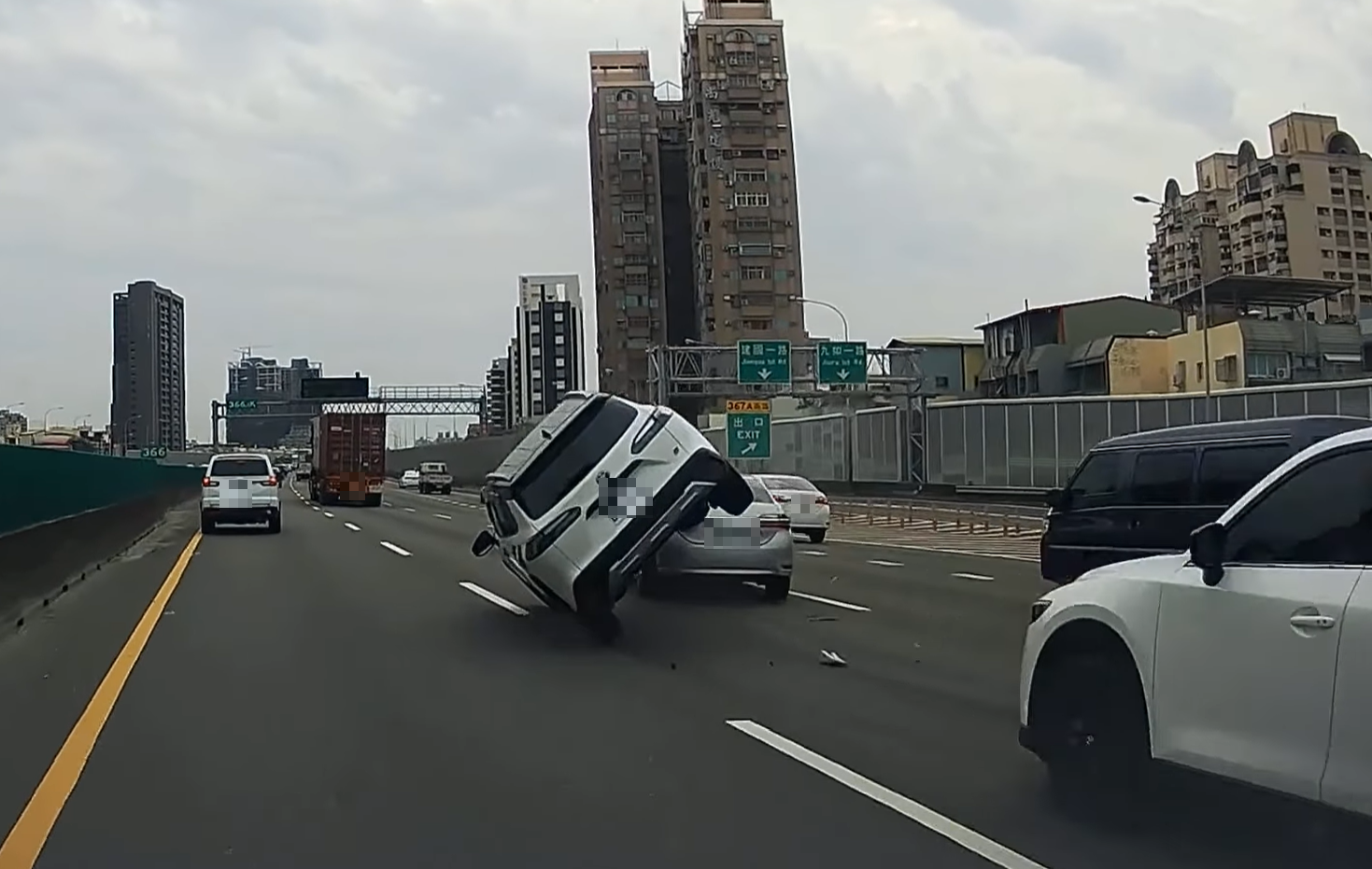 一輛白色休旅車疑未保持安全距離，追撞並直接「騎上」前方轎車，引起網友熱議。（翻攝自「WoWtchout -地圖型行車影像分享平台」YT頻道）