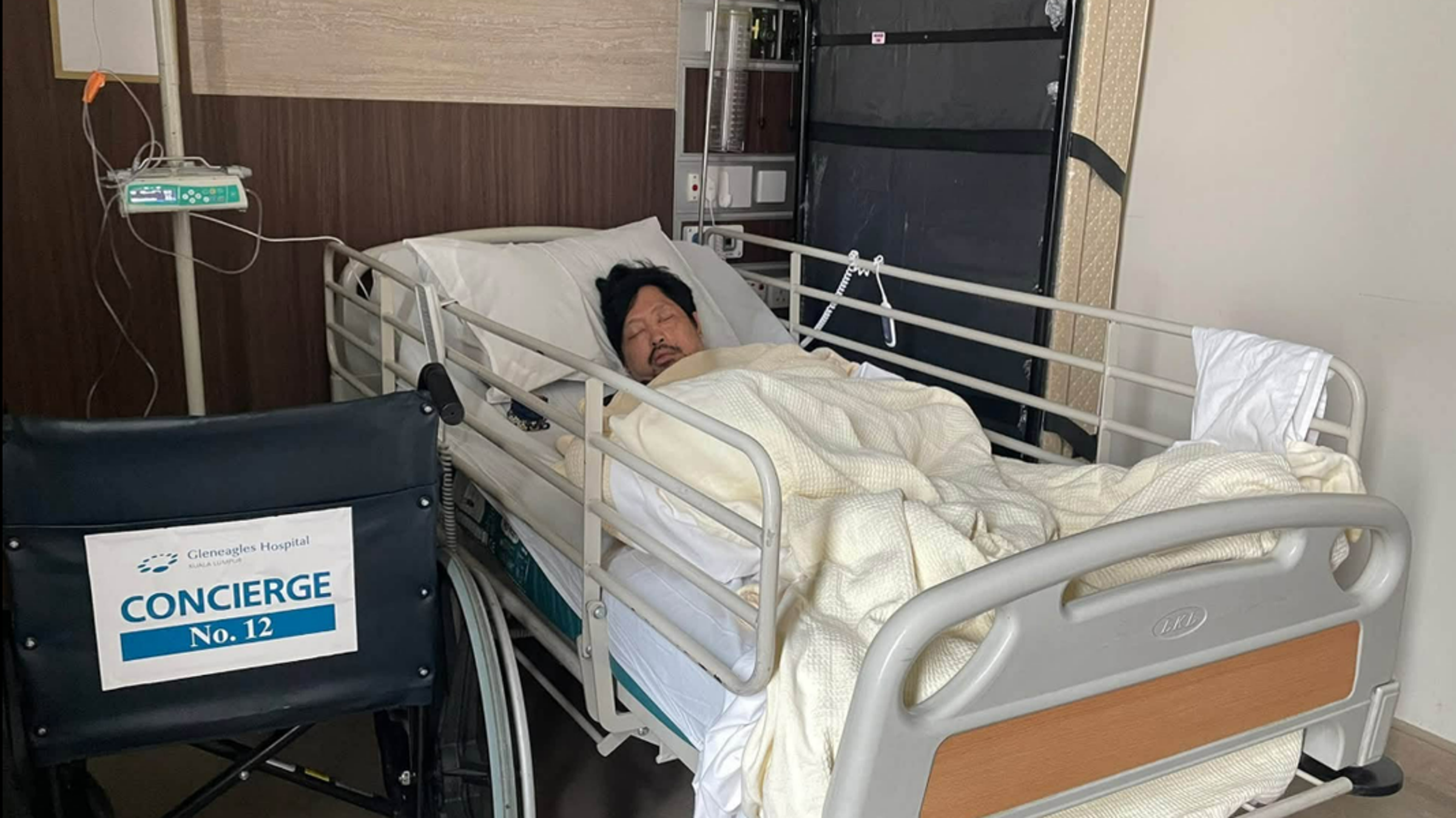 被廢黜流亡海外的第3子恰克里瓦21日在臉書緊急發布影片尋求協。(FB@Chakriwat Vivacharawongse)