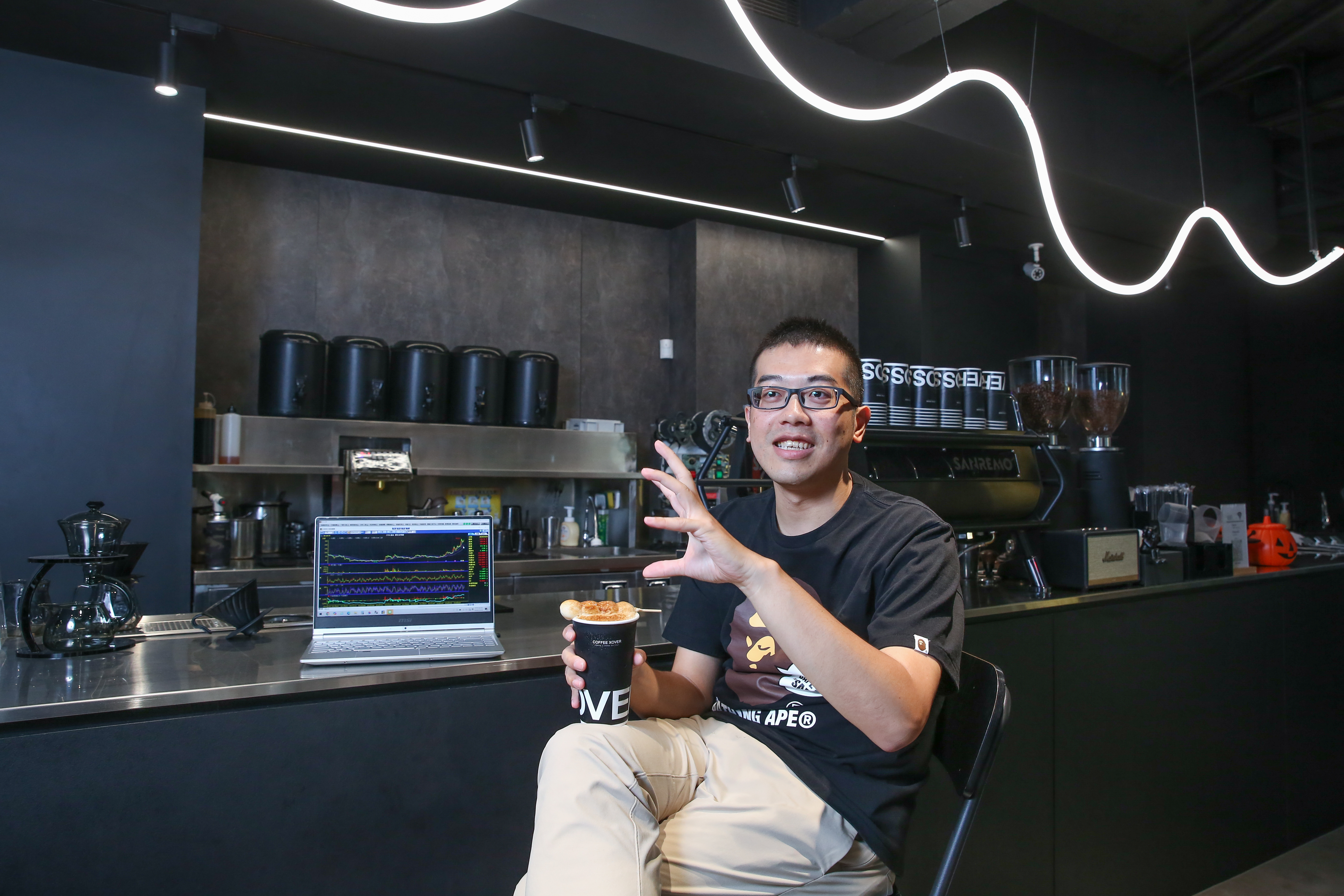高東億在自己開設的咖啡廳接受採訪，地下一樓就是他的交易室。