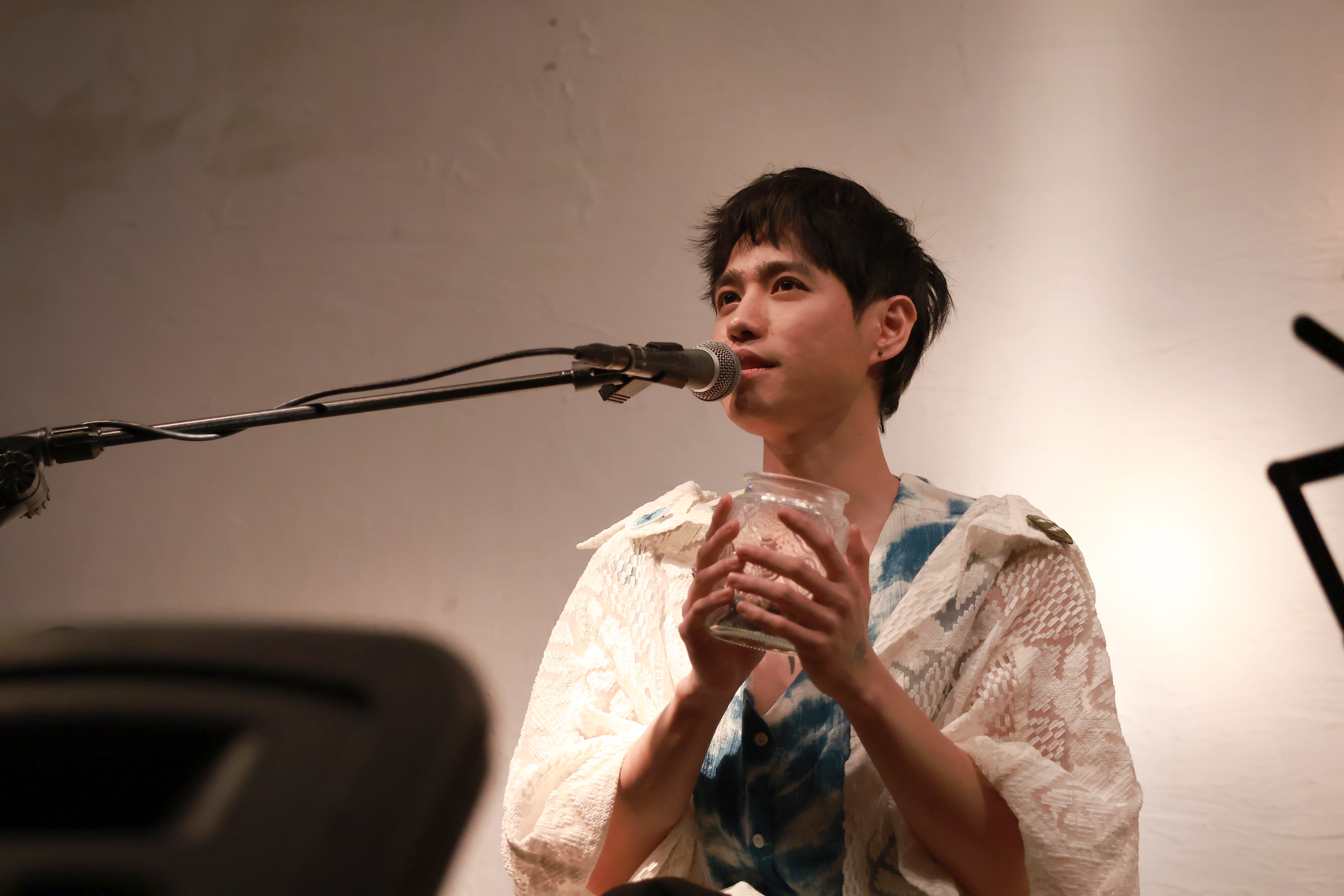 Teymu Ukah 德伊木於台北女巫店開唱，每場演出前特設族語教學時段。（卡努創藝工作室提供）