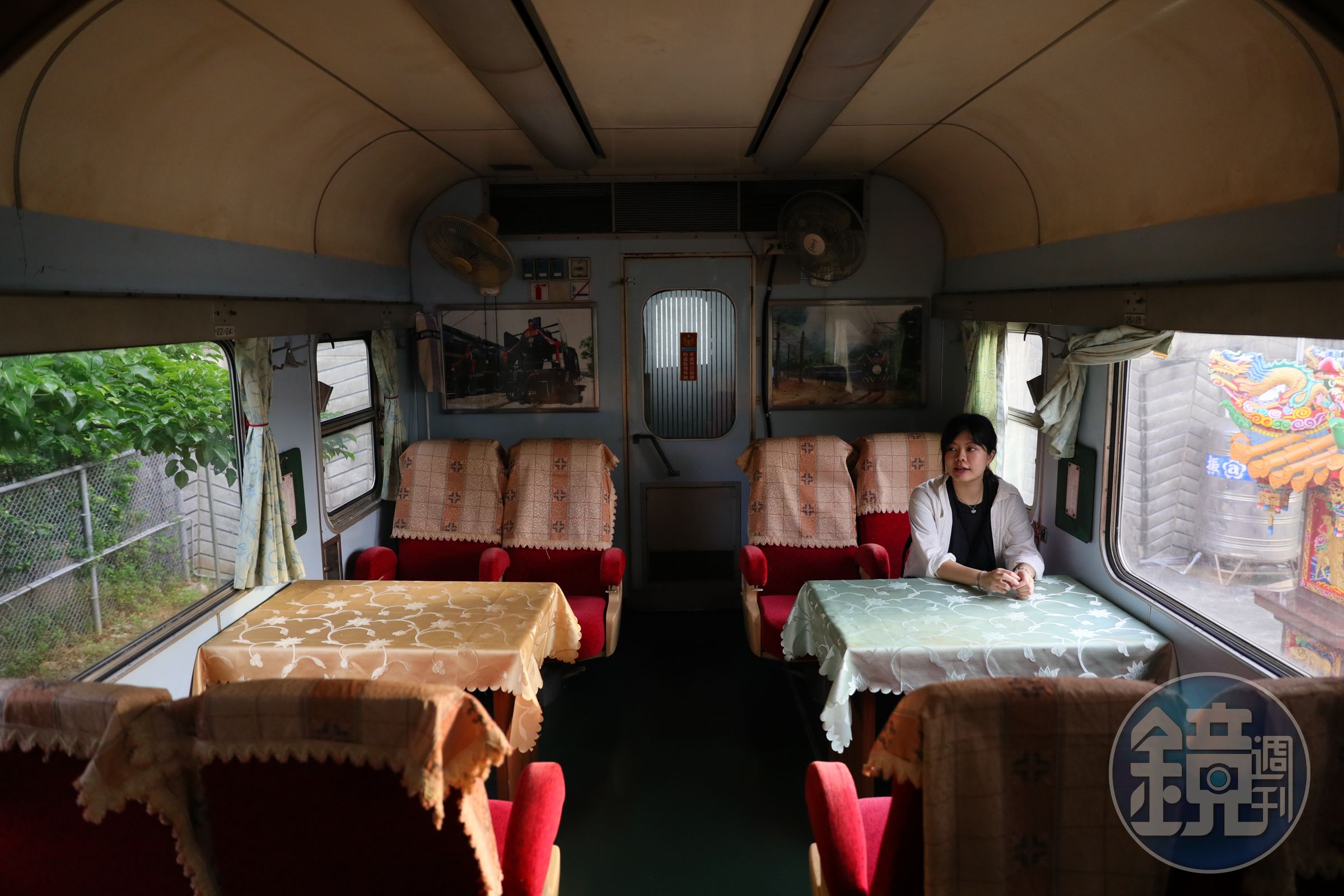土地公廟內仍保留原先車廂的座椅給民眾使用,也能體驗乘坐過往列車的感覺。