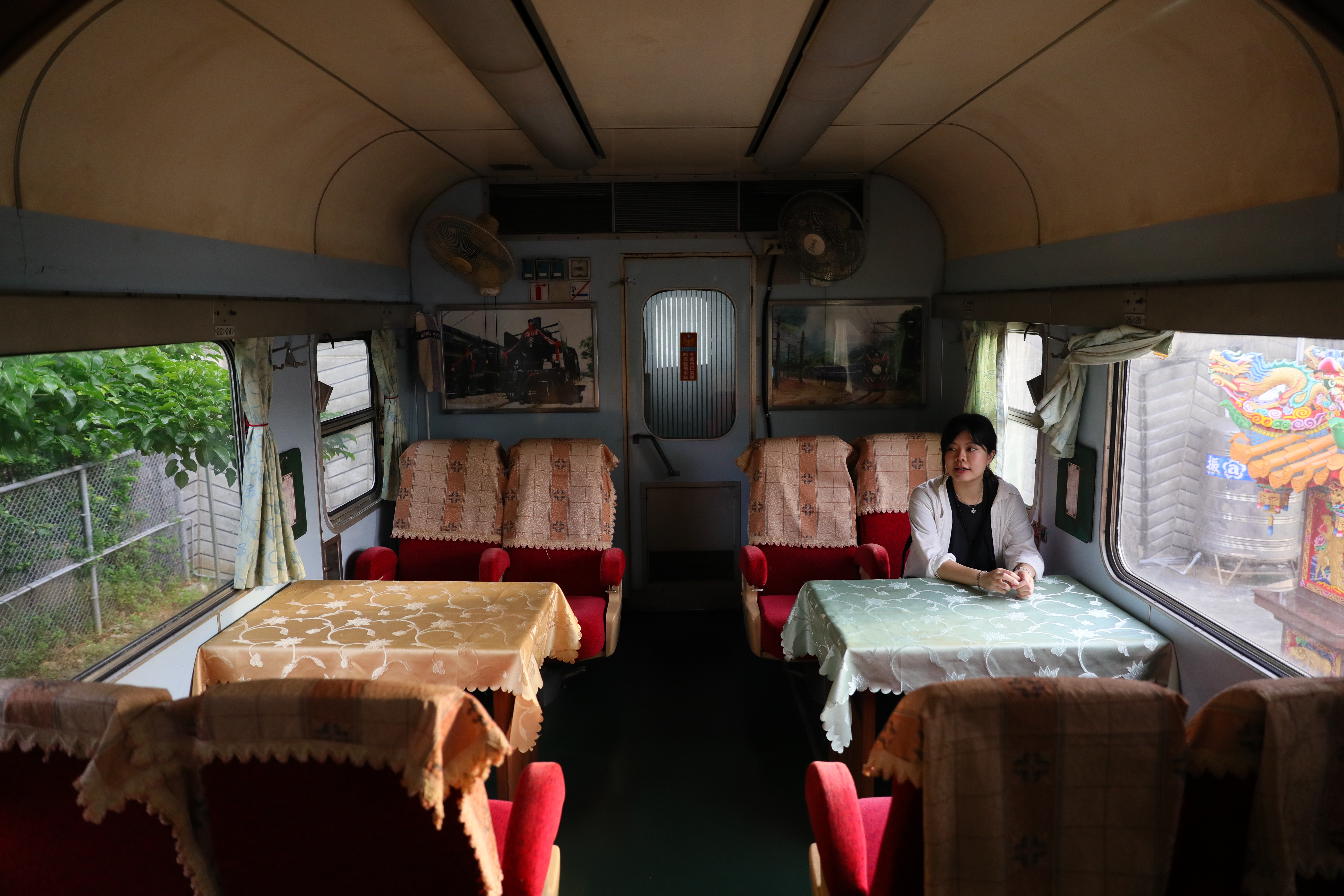 土地公廟內仍保留原先車廂的座椅給民眾使用,也能體驗乘坐過往列車的感覺。
