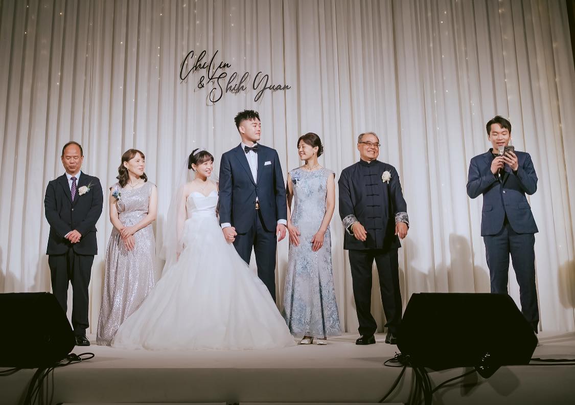 李洋（右）首次當證婚人。（翻攝自李洋臉書）